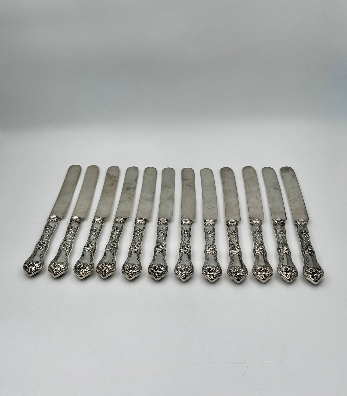 Set of 12 Sterling Handled French Blade Knives – Floral Pattern