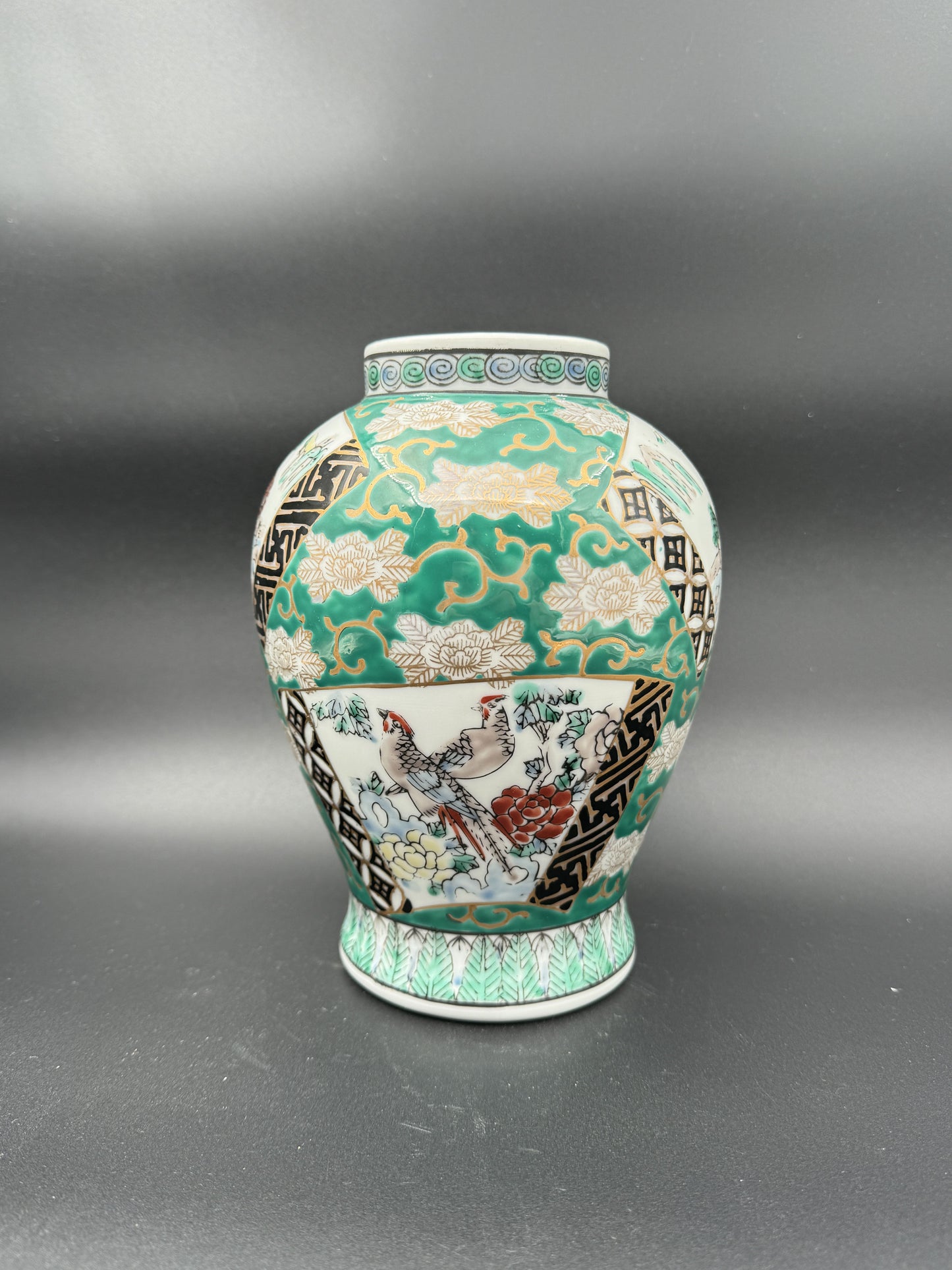 Kutani Gurumaki Chinese-Style Vase – Green & White Ceramic
