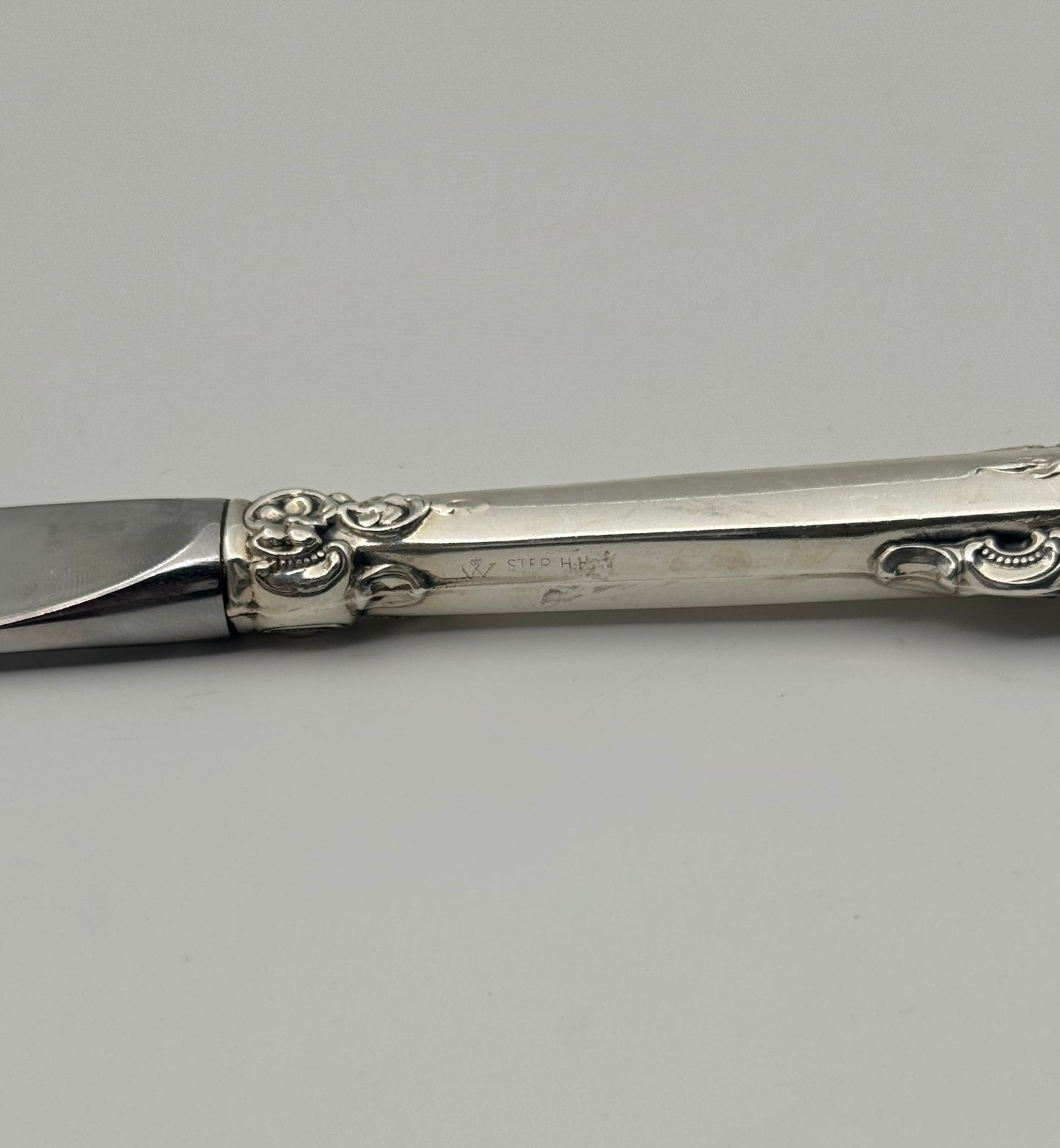 Set 4 Wallace Sterling Silver Dinner Knives – “Grande Baroque” Pattern