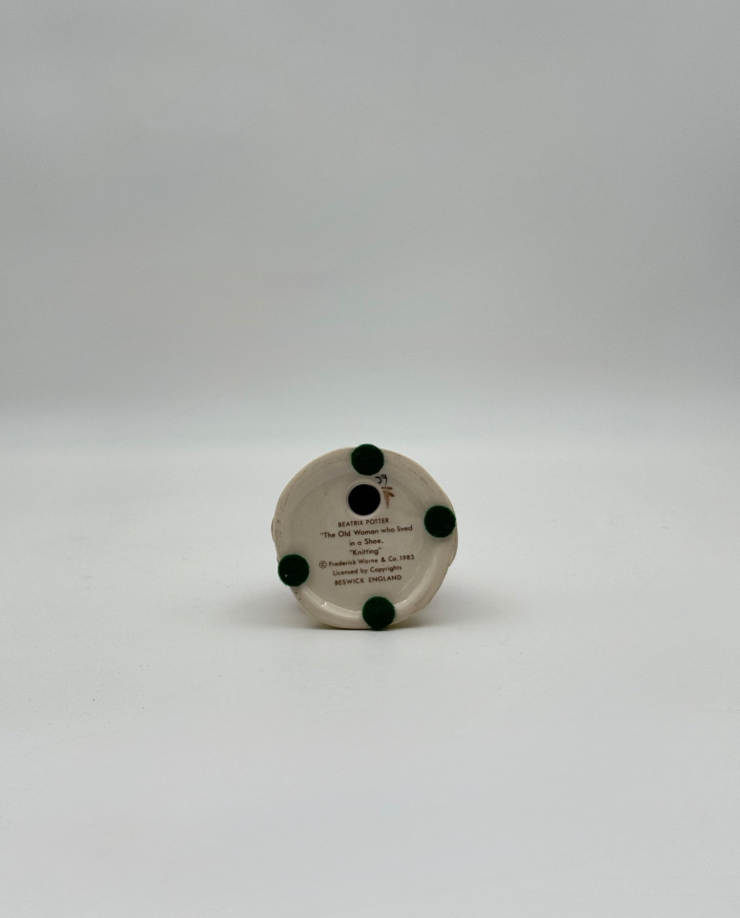 Beatrix Potter “The Old Woman Who Lived in the Shoe – Knitting” Figurine – Beswick England