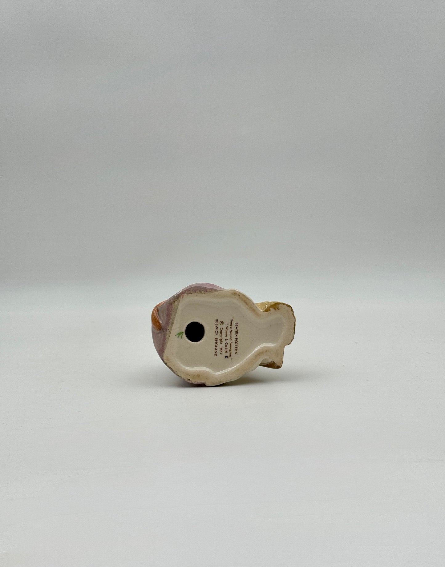 Beatrix Potter “Hunca Munca Sweeping” Porcelain Figurine – Beswick UK