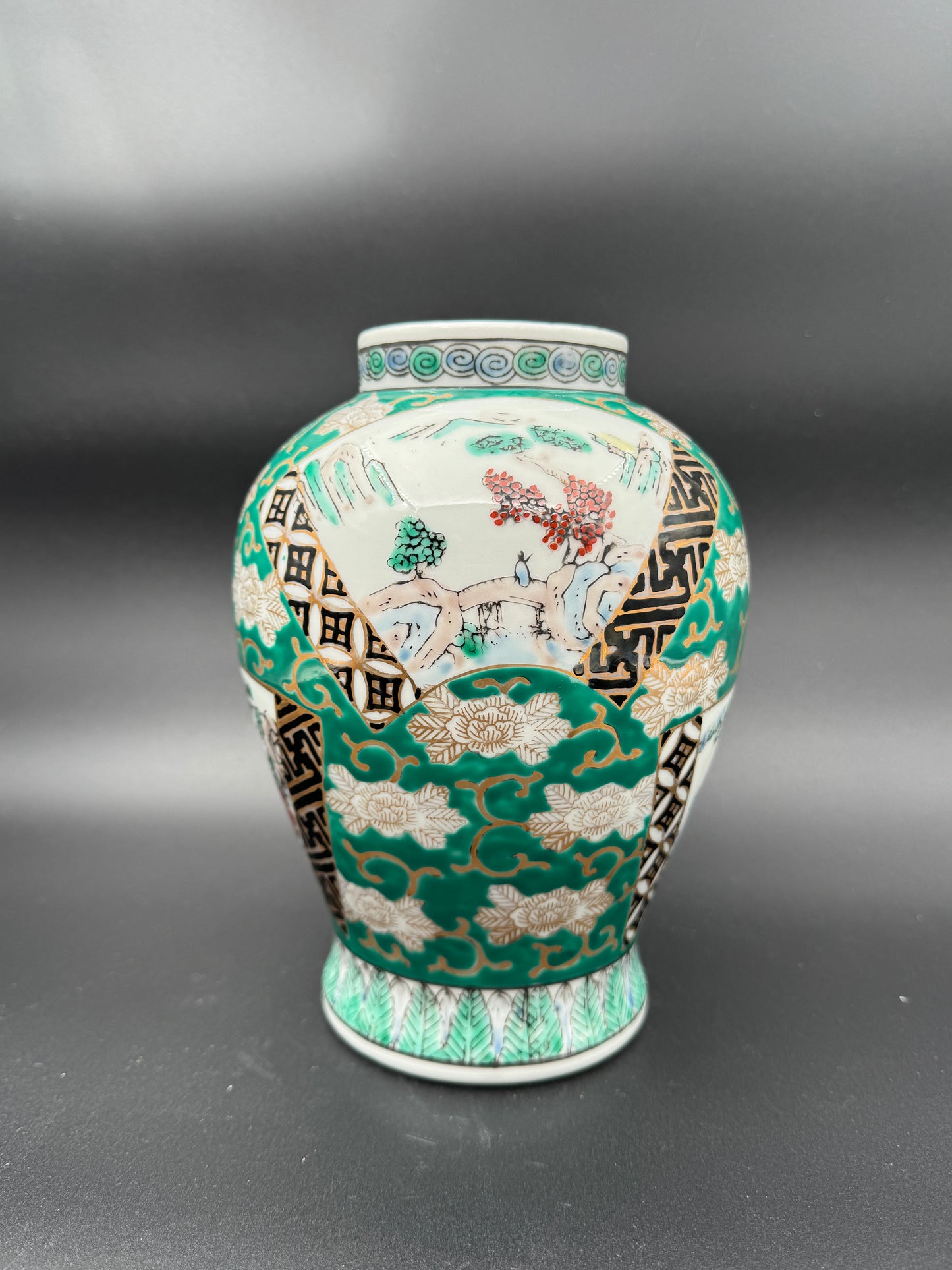 Kutani Gurumaki Chinese-Style Vase – Green & White Ceramic