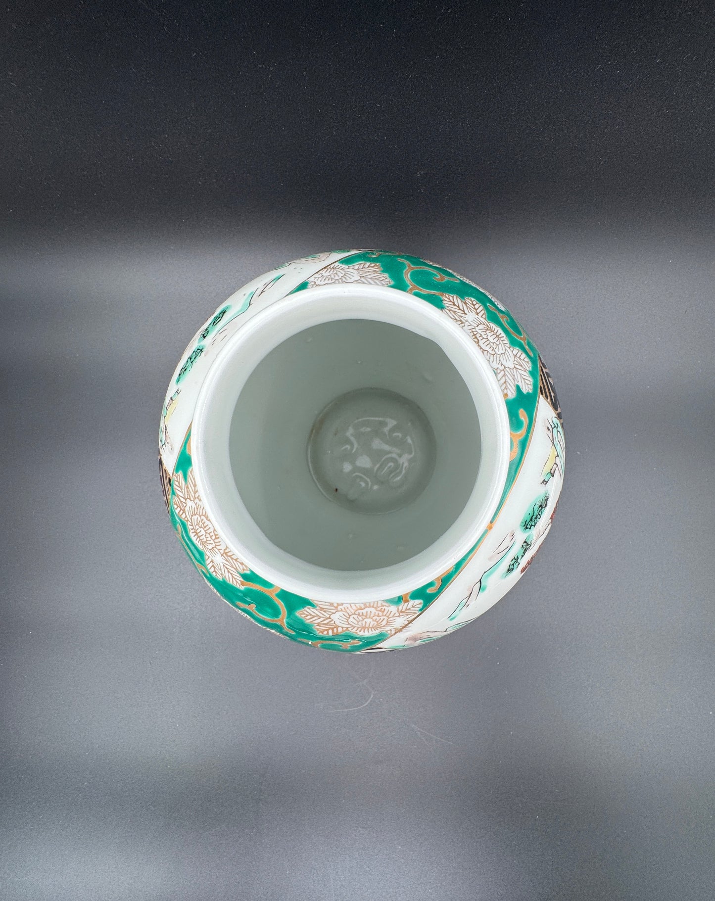 Kutani Gurumaki Chinese-Style Vase – Green & White Ceramic