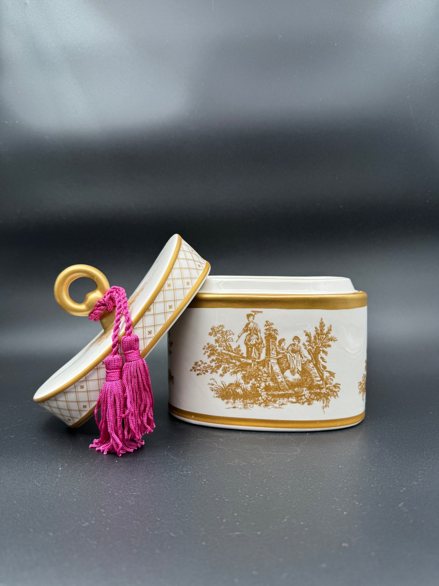 Seda France Rhubarb Pear Classic Toile Ceramic Candle – 2-Wick, 20 oz