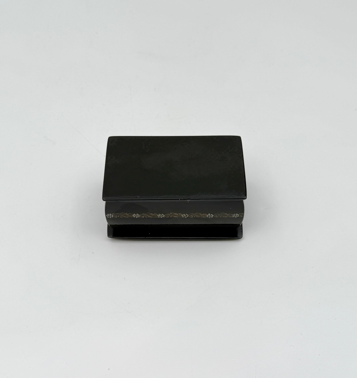 Russian Lacquer Box – Horse-Drawn Carriage Scene – Hand-Painted Art