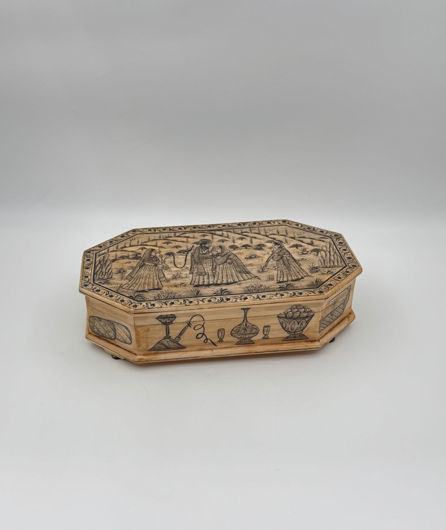 Hand-painted Bone Tobacco Box – Courtship Scene & Decorative Motifs