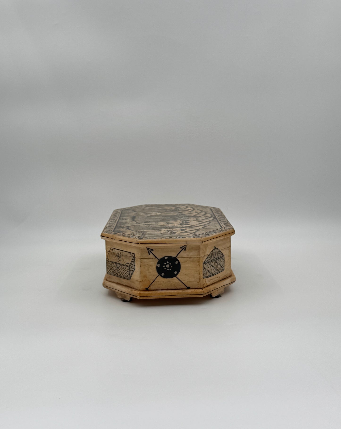 Hand-painted Bone Tobacco Box – Courtship Scene & Decorative Motifs
