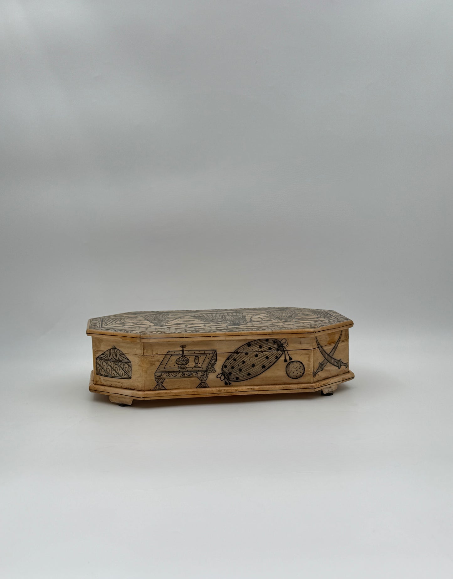 Hand-painted Bone Tobacco Box – Courtship Scene & Decorative Motifs