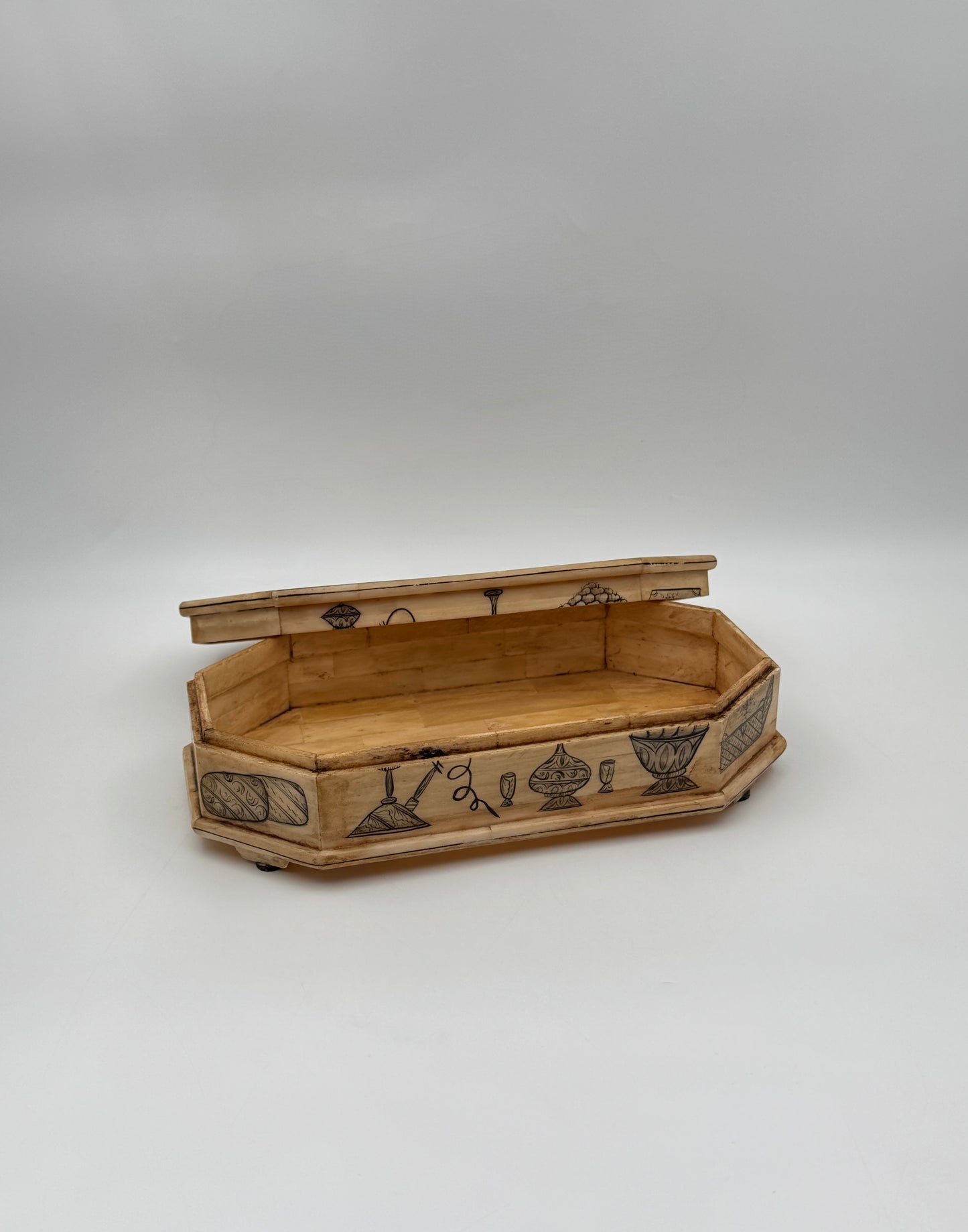 Hand-painted Bone Tobacco Box – Courtship Scene & Decorative Motifs