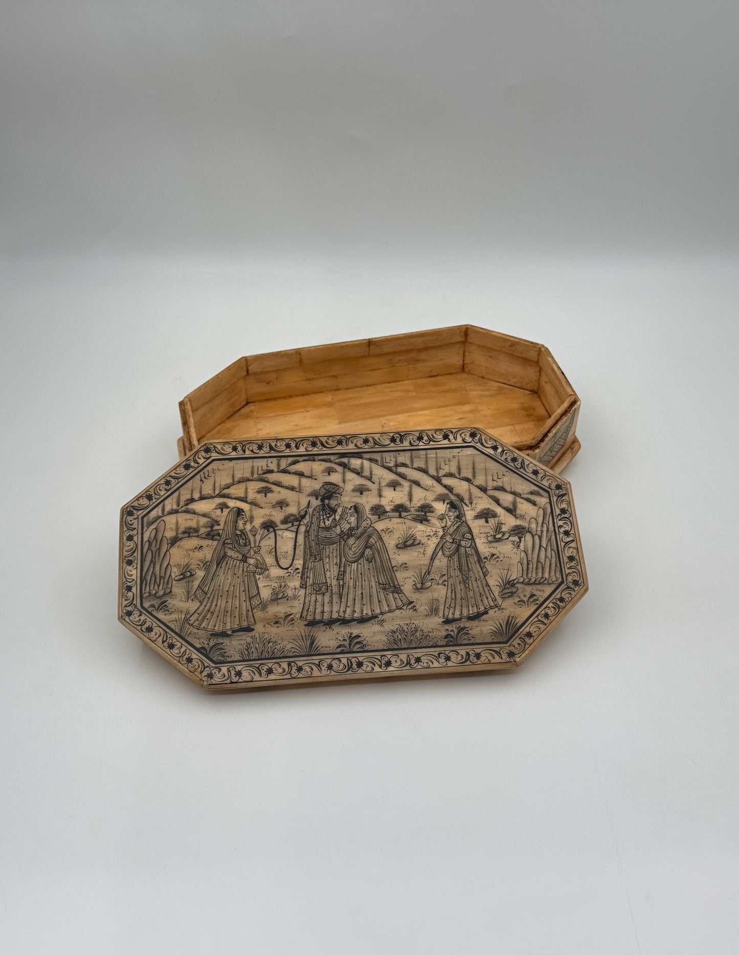 Hand-painted Bone Tobacco Box – Courtship Scene & Decorative Motifs