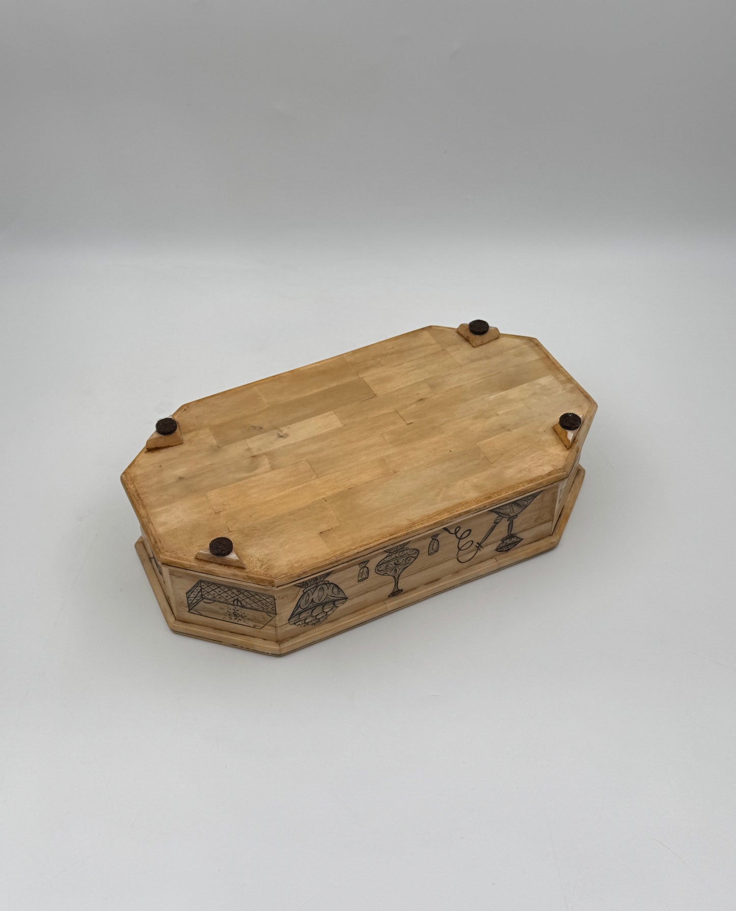 Hand-painted Bone Tobacco Box – Courtship Scene & Decorative Motifs