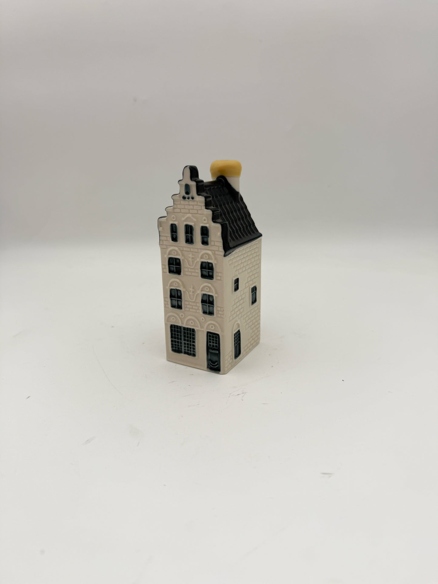 KLM Delft Blue House #32 - The Longbow Brewery
