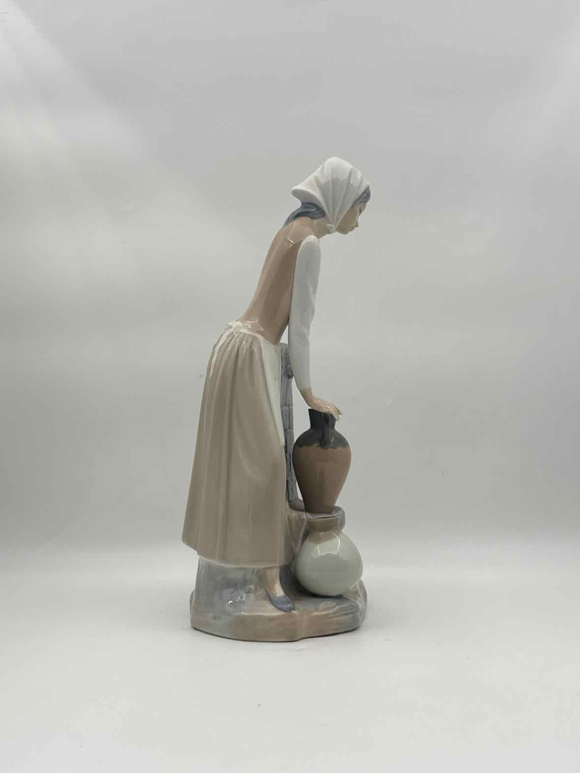 Lladró Girl at the Fountain Porcelain Figurine Handmade Spain Art