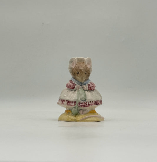Royal Albert Beatrix Potter Figurine- The Old Woman Who Lived In A Shoe Knitting