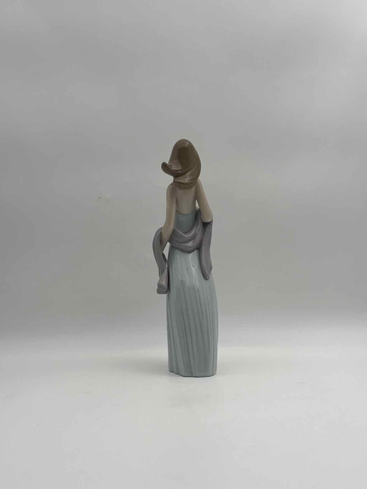 Lladro Lady With A Pearl Necklace Figurine Made In Spain
