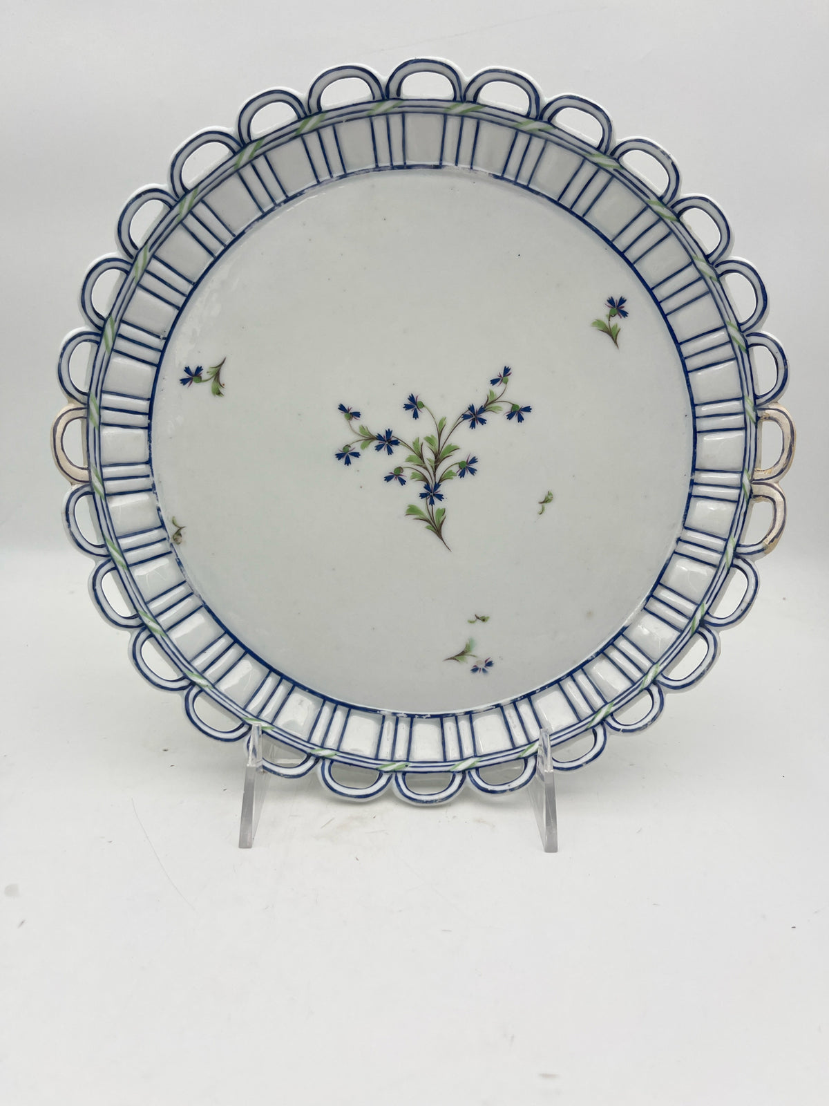 Niderville Scalloped  Bowls with Underplates