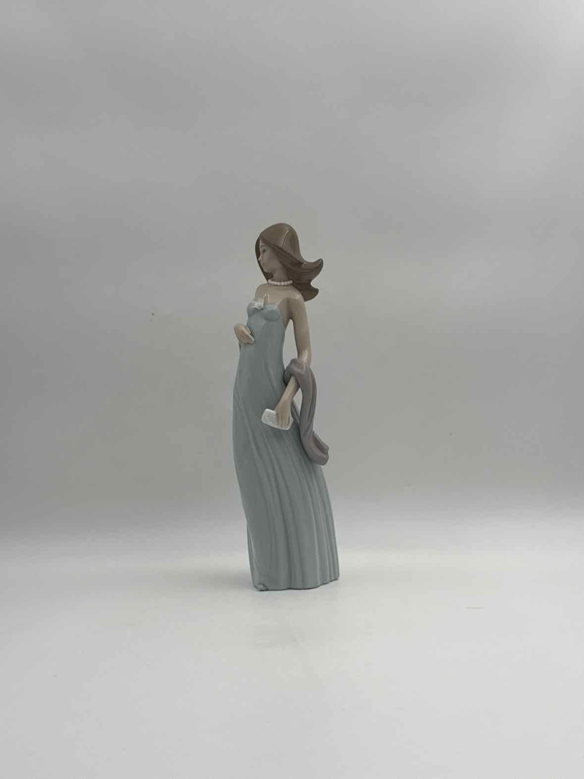 Lladro Lady With A Pearl Necklace Figurine Made In Spain