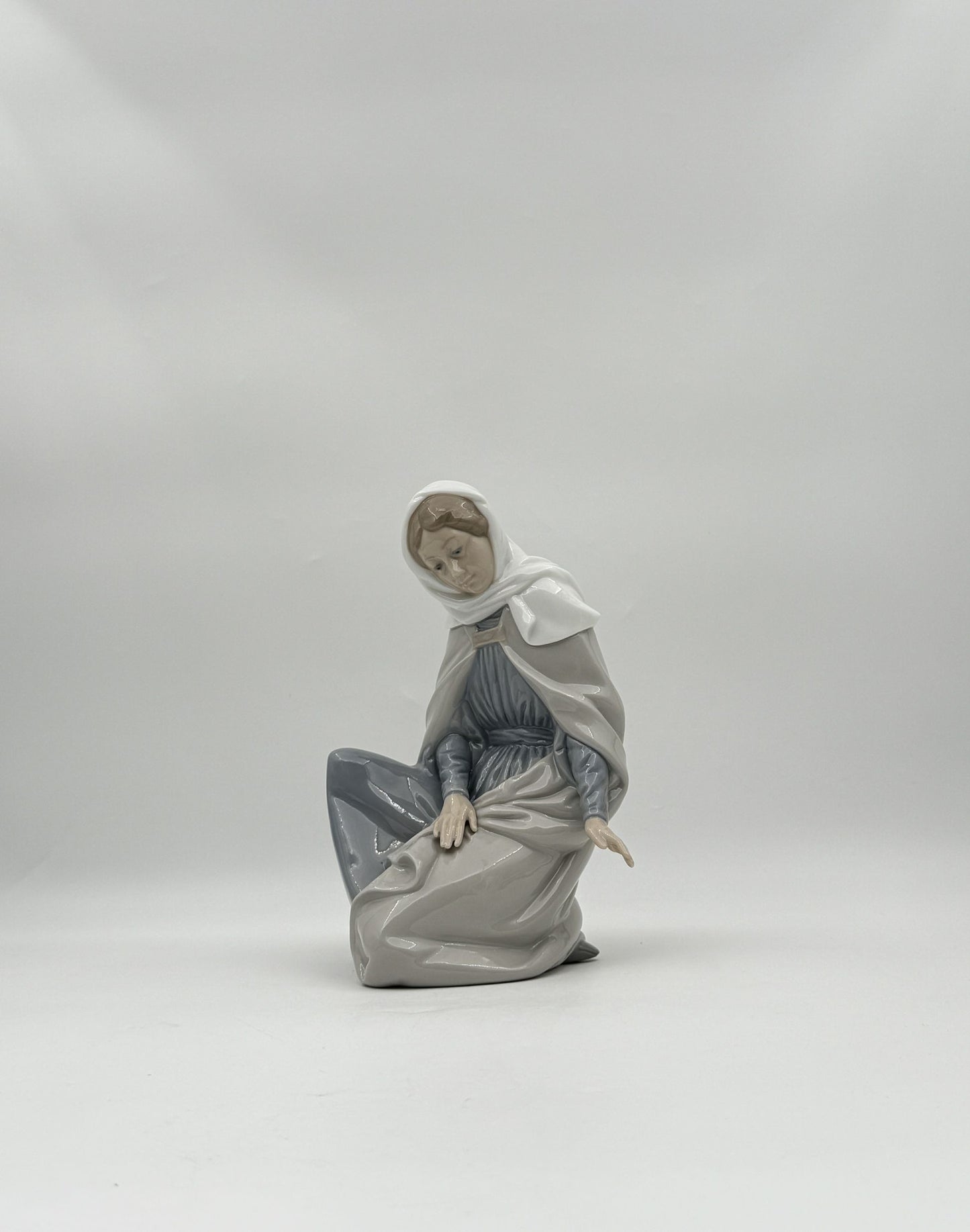 Lladro NAO “Virgin Mary” Porcelain Figurine – Soft Pastel Glaze, Spain