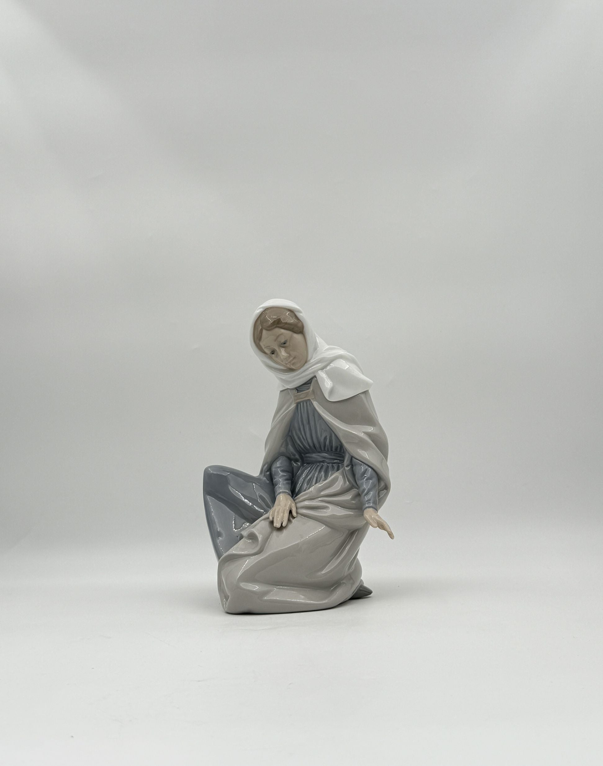 Lladro NAO “Virgin Mary” Porcelain Figurine – Soft Pastel Glaze, Spain