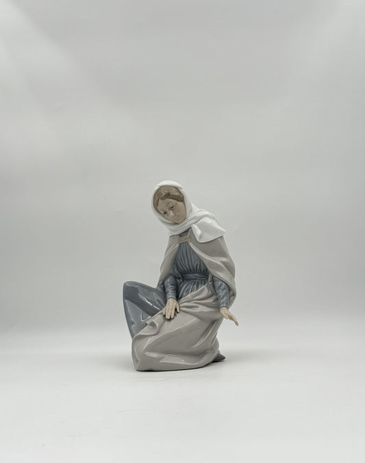 Lladro NAO “Virgin Mary” Porcelain Figurine – Soft Pastel Glaze, Spain