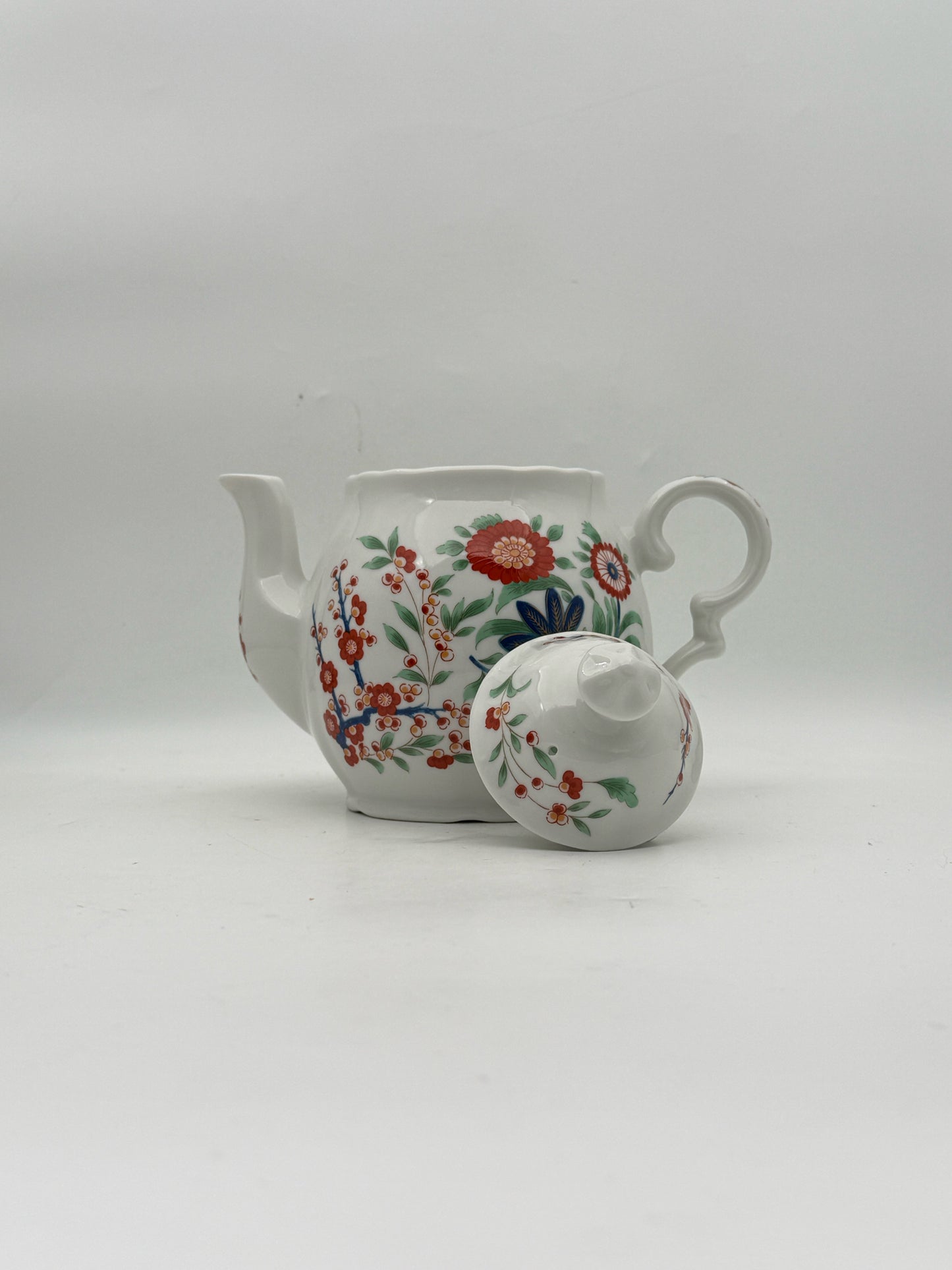 Smithsonian Institute Kakiemon Style Teapot