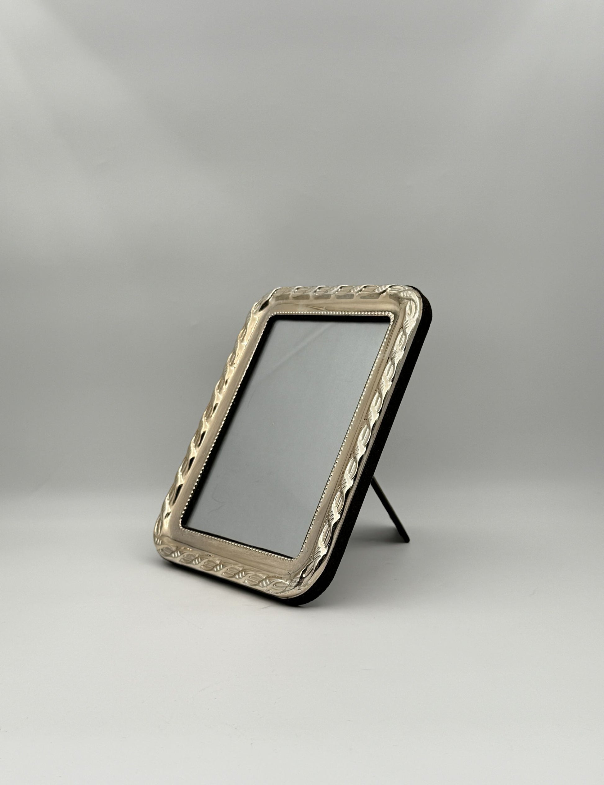 Silverplate Rope-Border Picture Frame – 5" x 7", Velvet Back