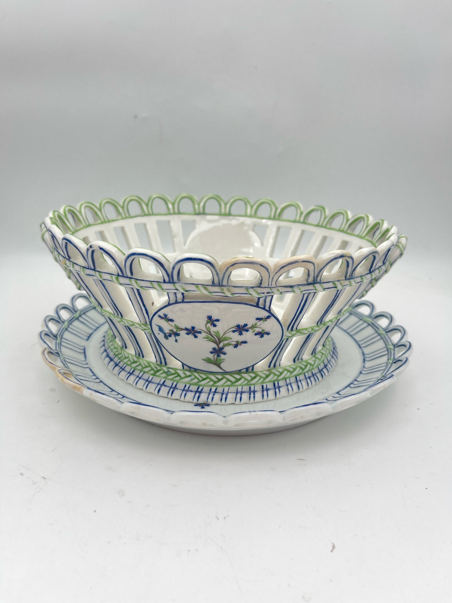 Niderville Scalloped  Bowl with underplate