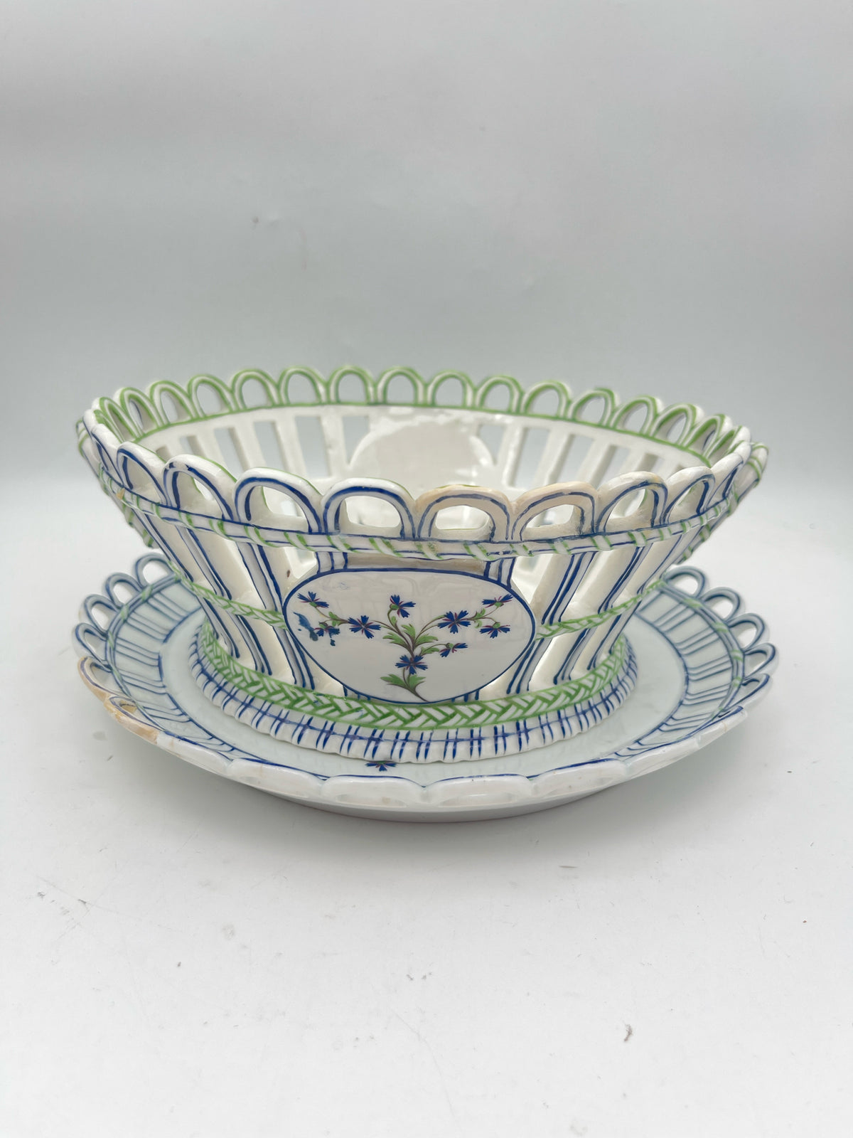 Niderville Scalloped  Bowls with Underplates