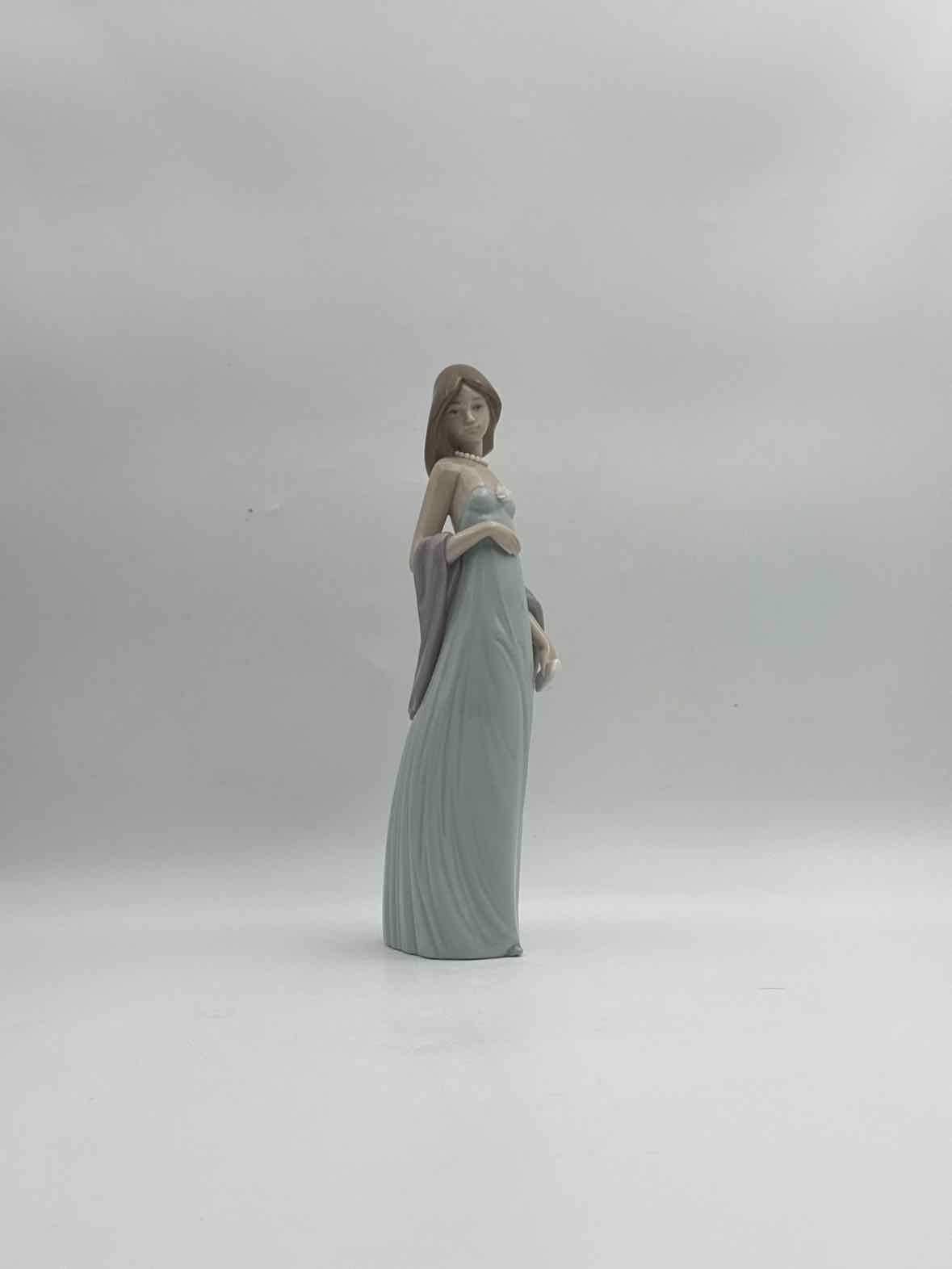 Lladro Lady With A Pearl Necklace Figurine Made In Spain
