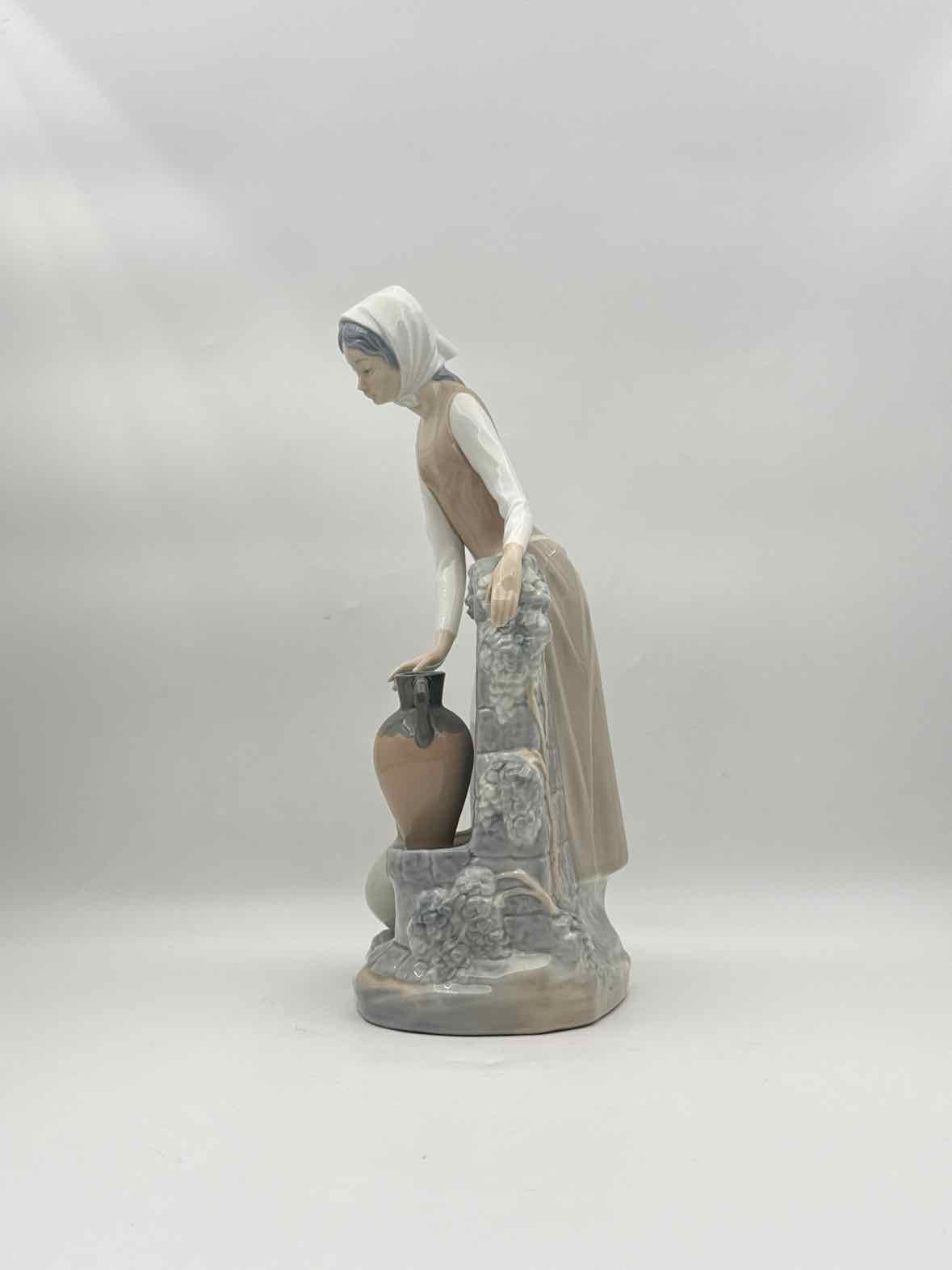 Lladró Girl at the Fountain Porcelain Figurine Handmade Spain Art