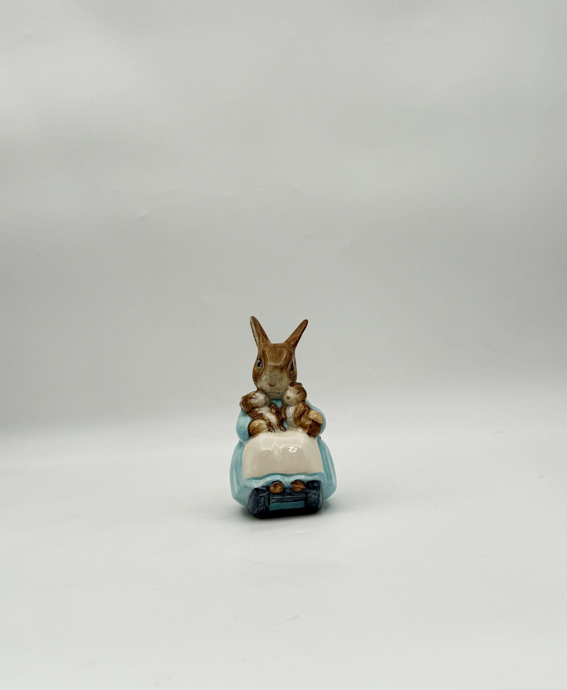 Beatrix Potter “Mrs. Rabbit and Bunnies” Figurine – Beswick England