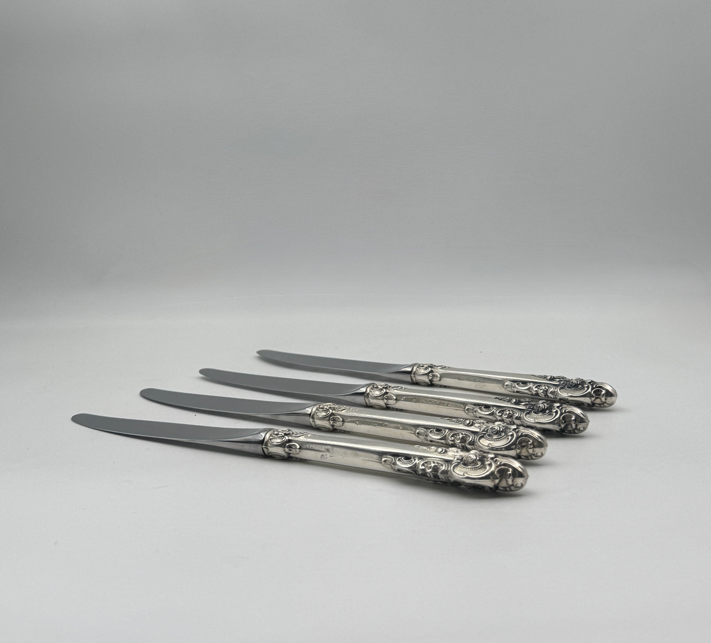Set 4 Wallace Sterling Silver Dinner Knives – “Grande Baroque” Pattern