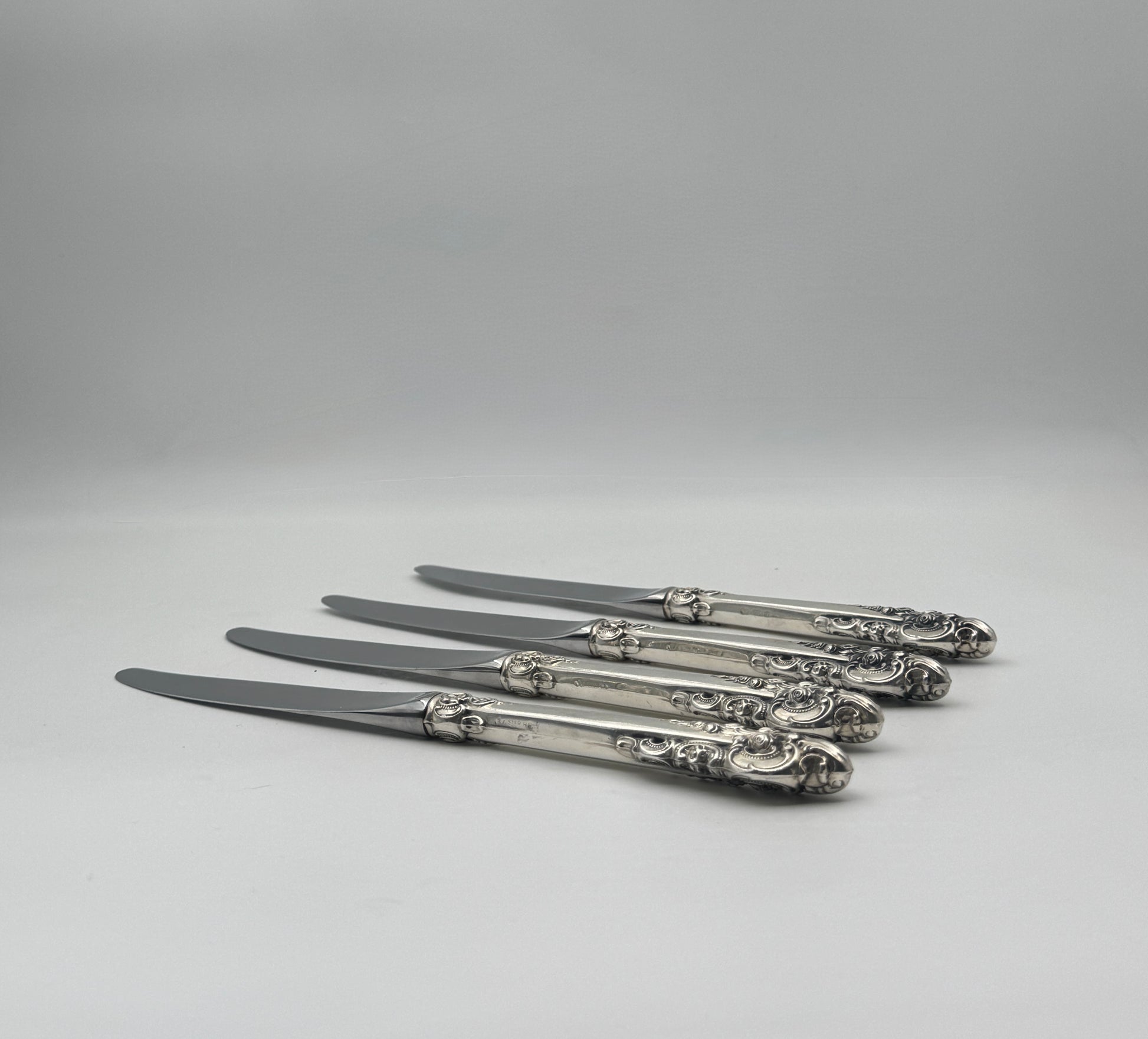 Set 4 Wallace Sterling Silver Dinner Knives – “Grande Baroque” Pattern