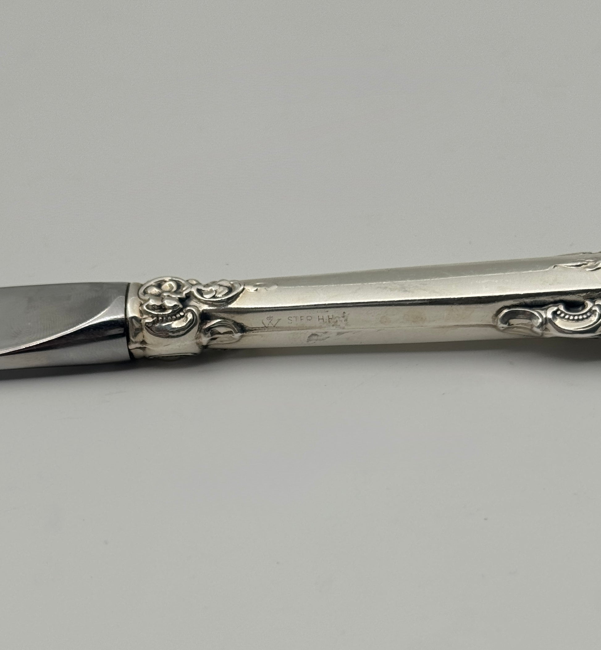Set 4 Wallace Sterling Silver Dinner Knives – “Grande Baroque” Pattern