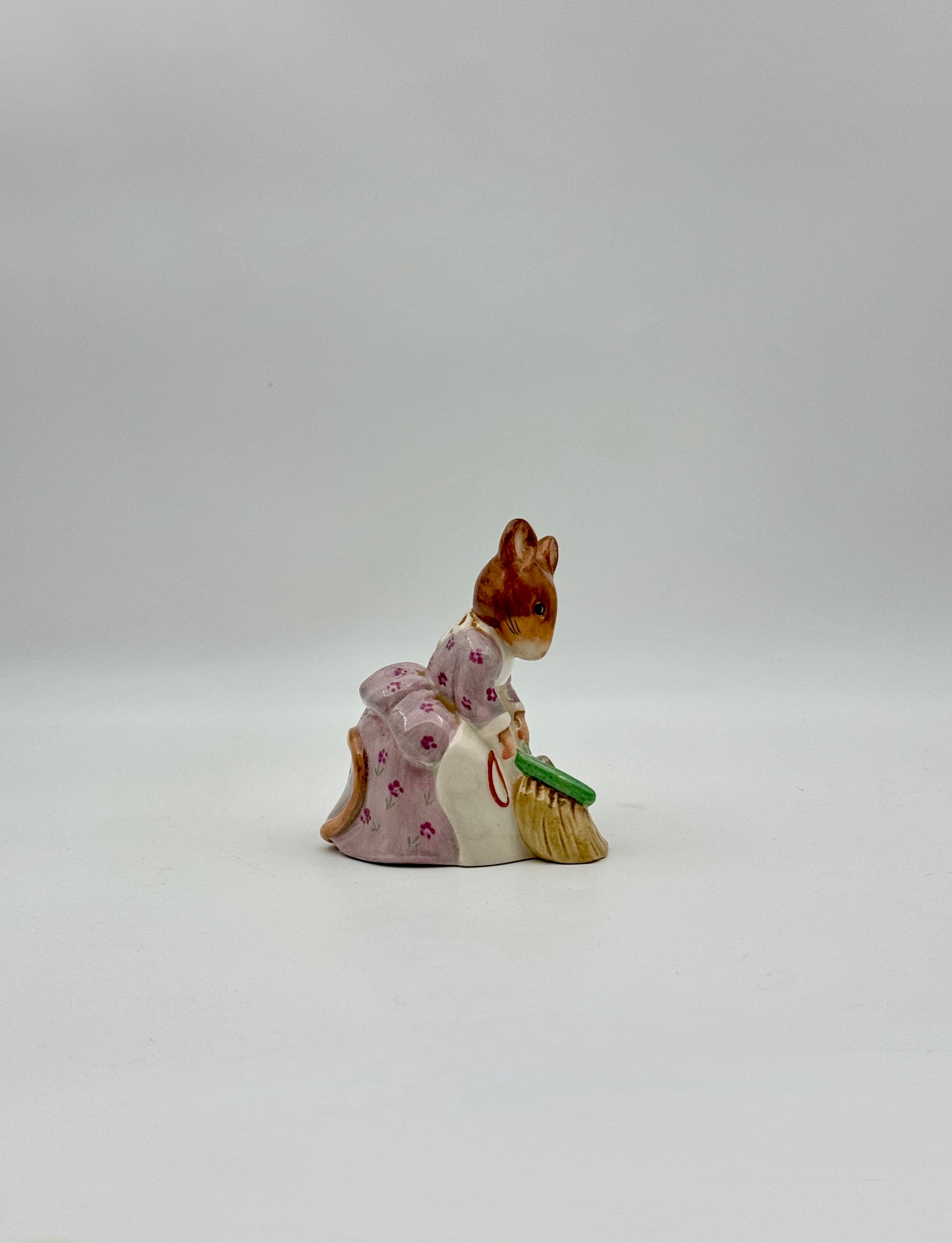 Beatrix Potter “Hunca Munca Sweeping” Porcelain Figurine – Beswick UK