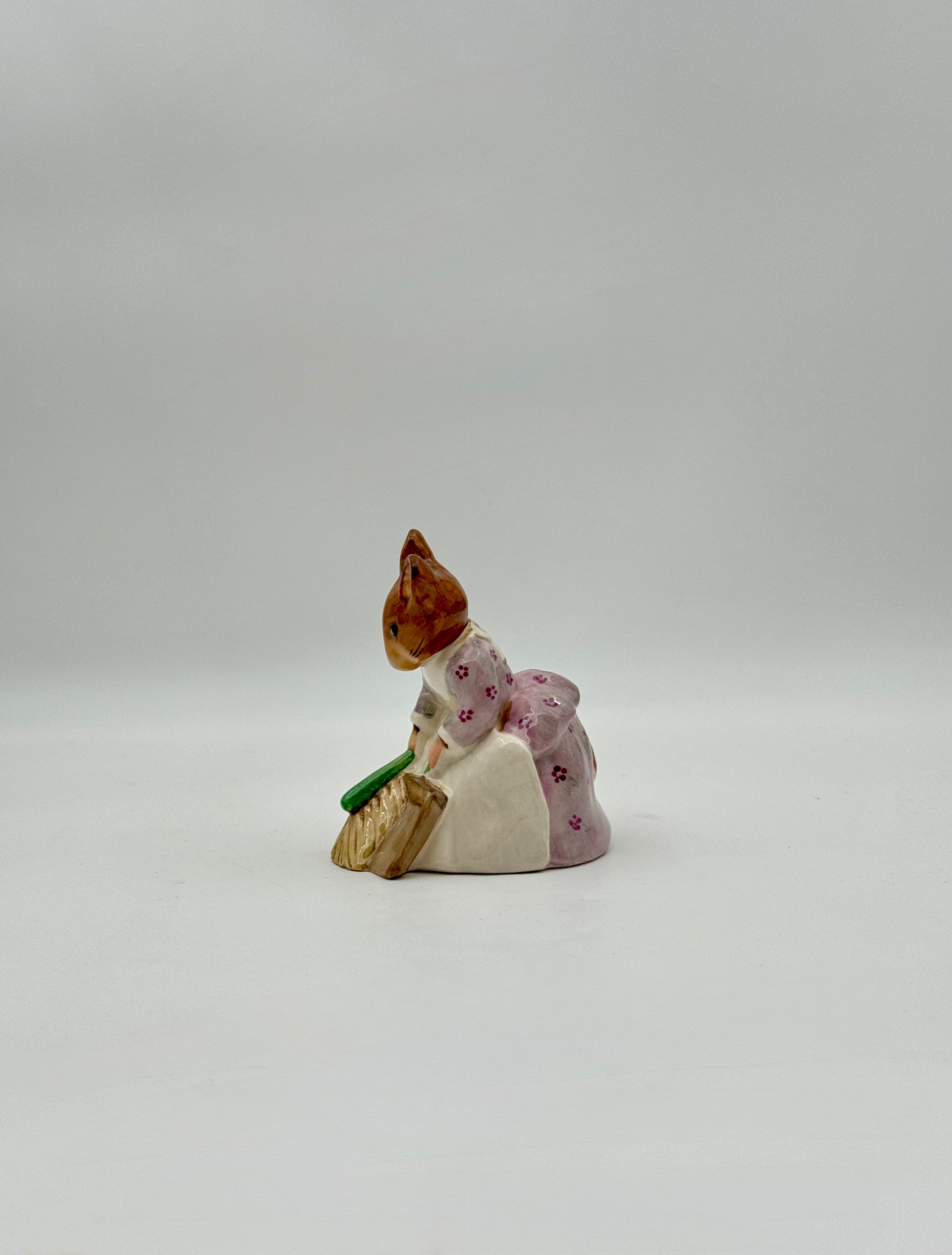 Beatrix Potter “Hunca Munca Sweeping” Porcelain Figurine – Beswick UK