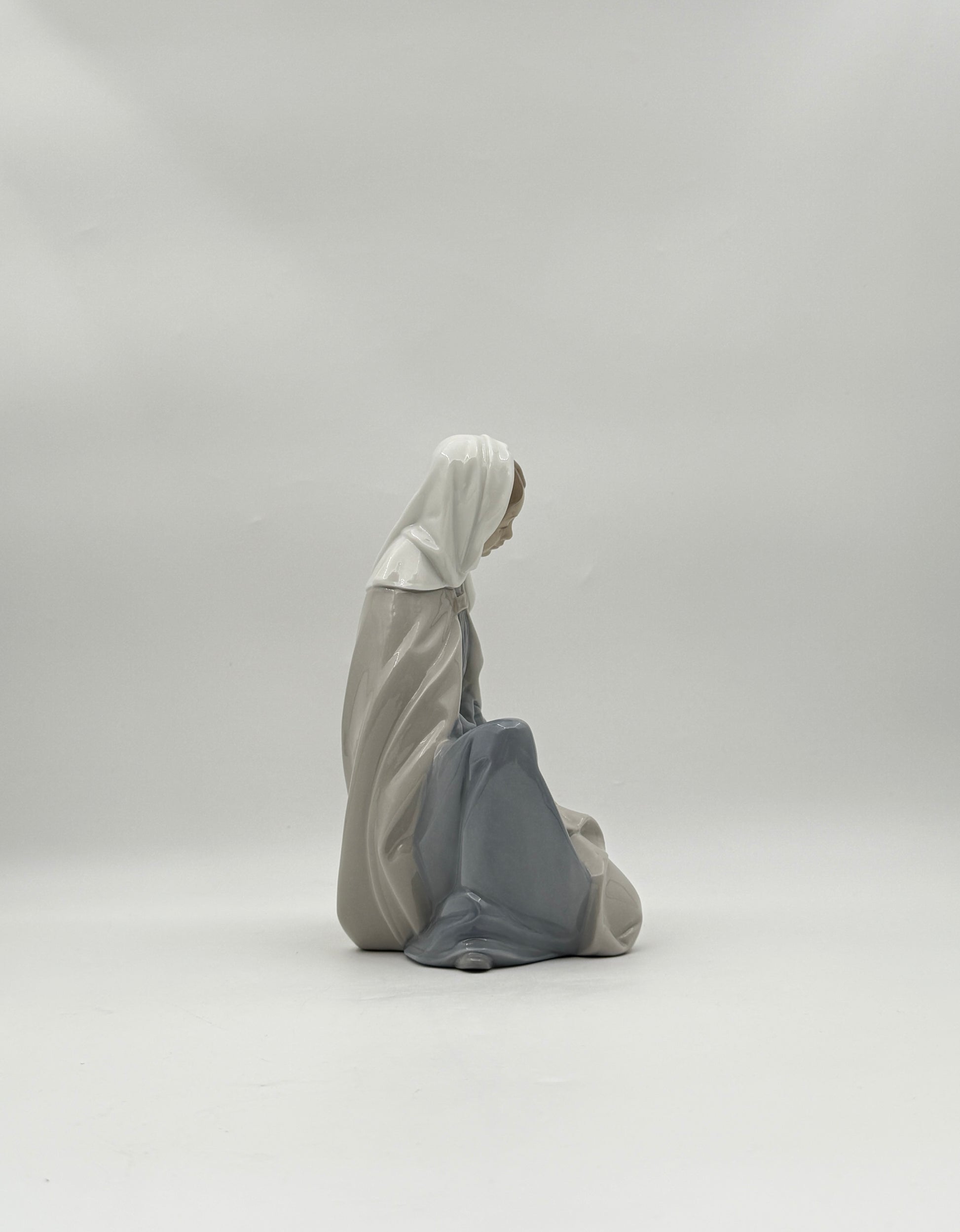 Lladro NAO “Virgin Mary” Porcelain Figurine – Soft Pastel Glaze, Spain