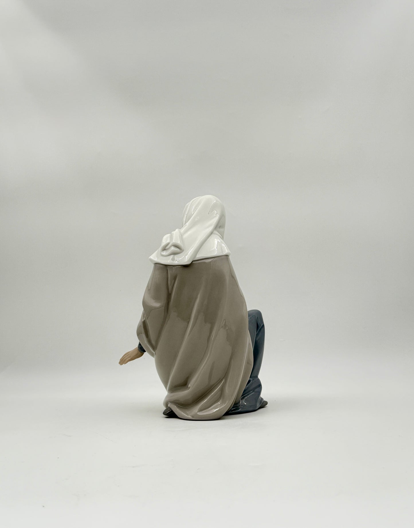 Lladro NAO “Virgin Mary” Porcelain Figurine – Soft Pastel Glaze, Spain
