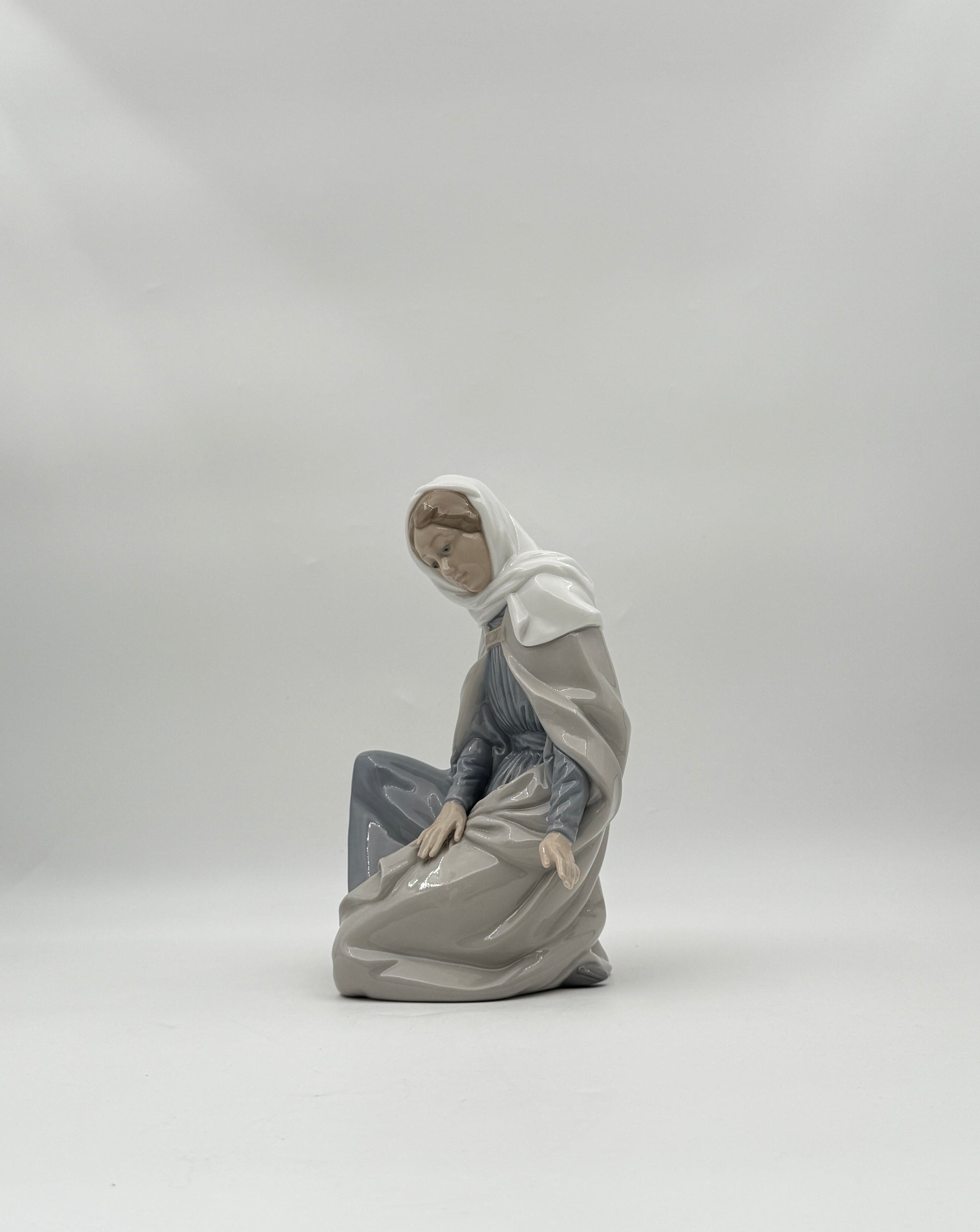 Lladro NAO “Virgin Mary” Porcelain Figurine – Soft Pastel Glaze, Spain