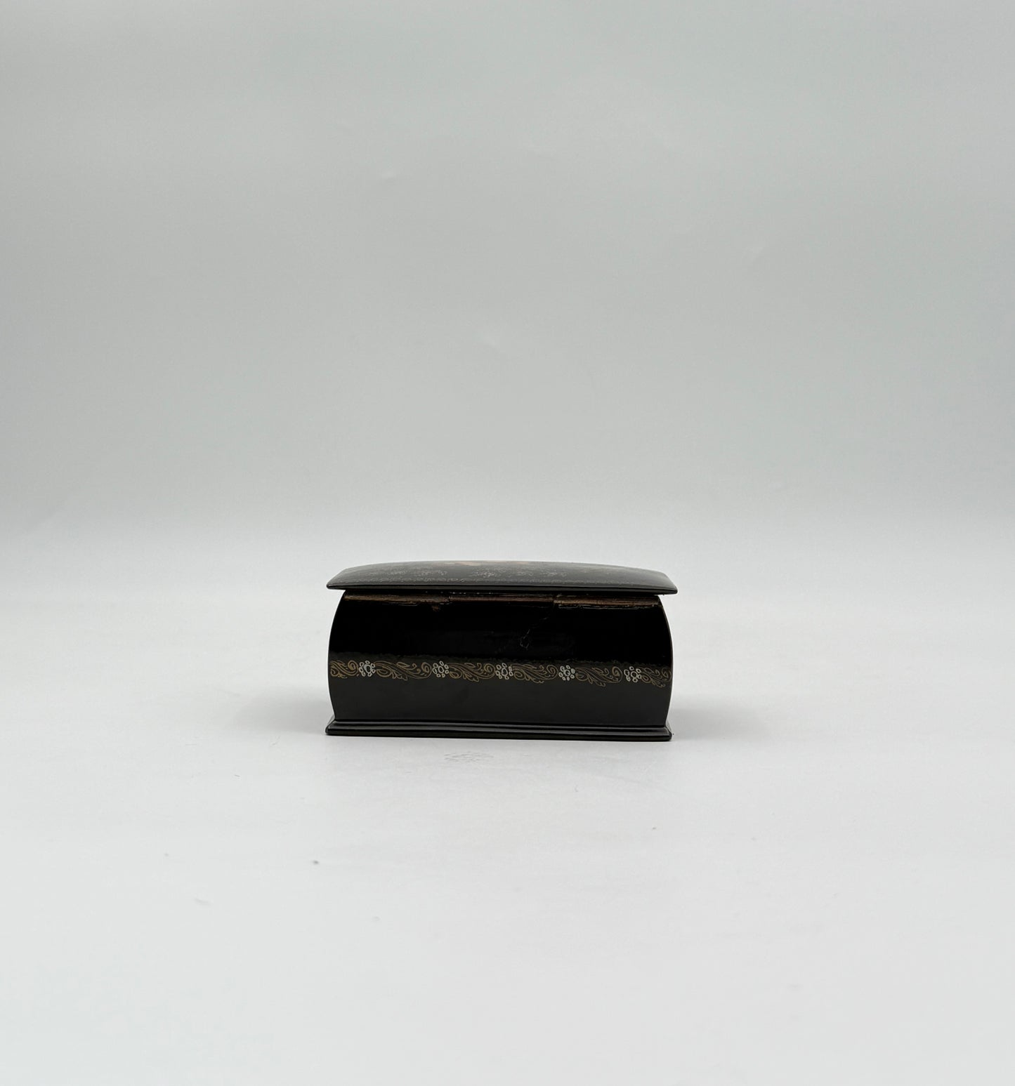 Russian Lacquer Box – Horse-Drawn Carriage Scene – Hand-Painted Art