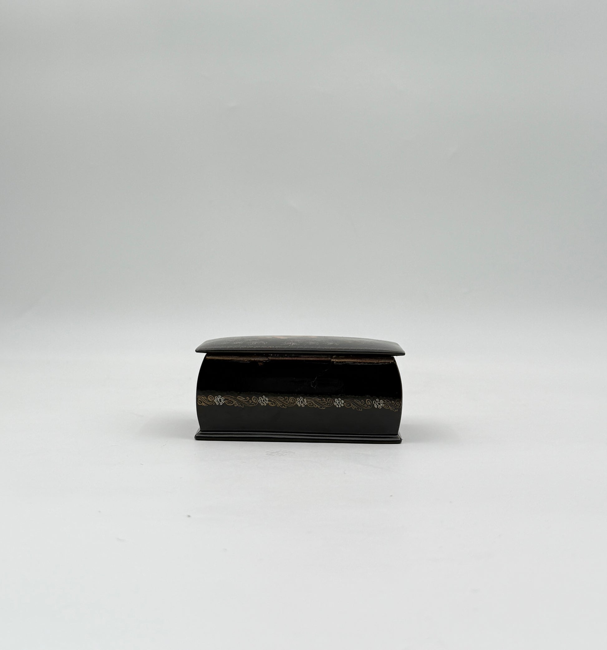 Russian Lacquer Box – Horse-Drawn Carriage Scene – Hand-Painted Art