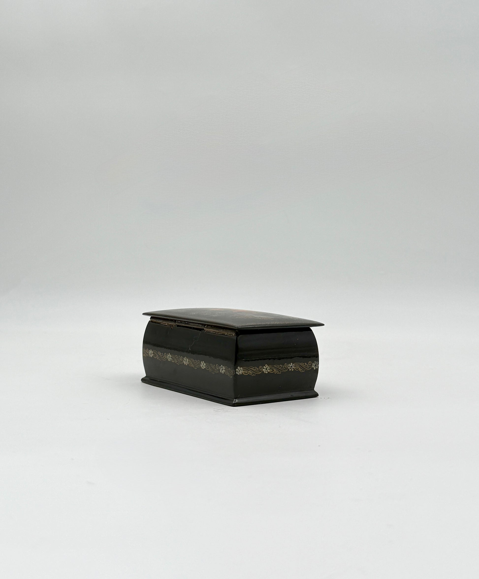 Russian Lacquer Box – Horse-Drawn Carriage Scene – Hand-Painted Art