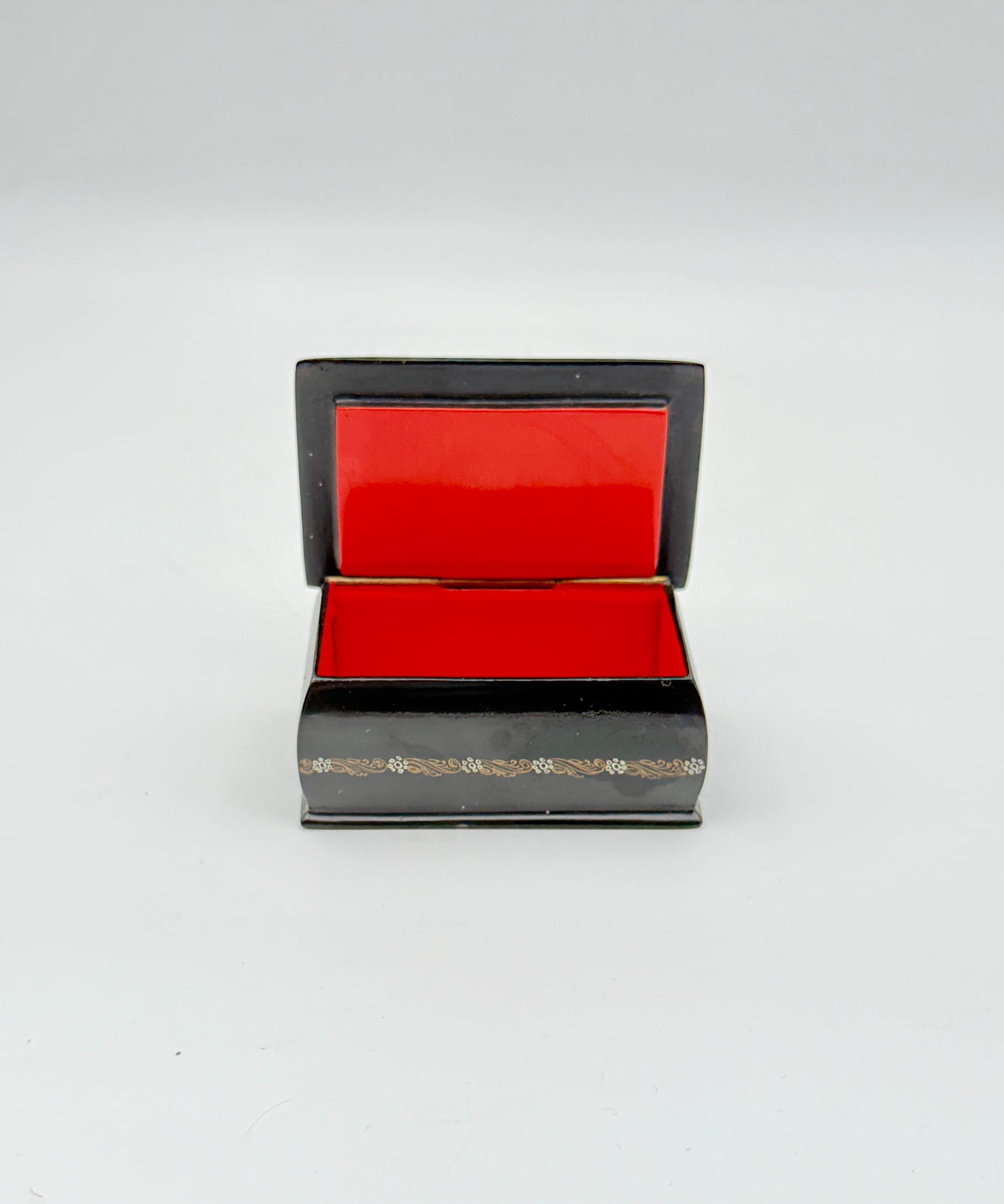 Russian Lacquer Box – Horse-Drawn Carriage Scene – Hand-Painted Art