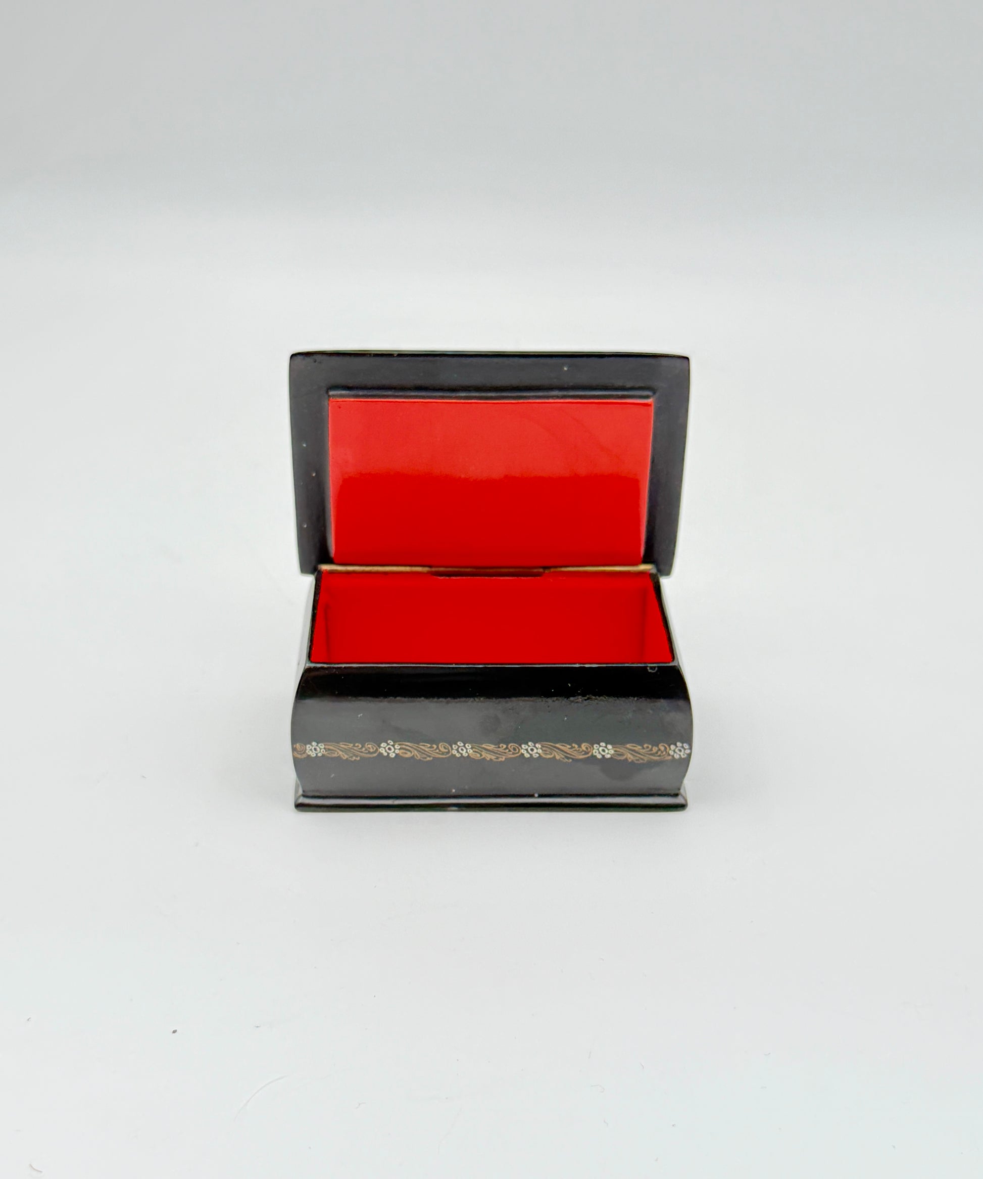 Russian Lacquer Box – Horse-Drawn Carriage Scene – Hand-Painted Art