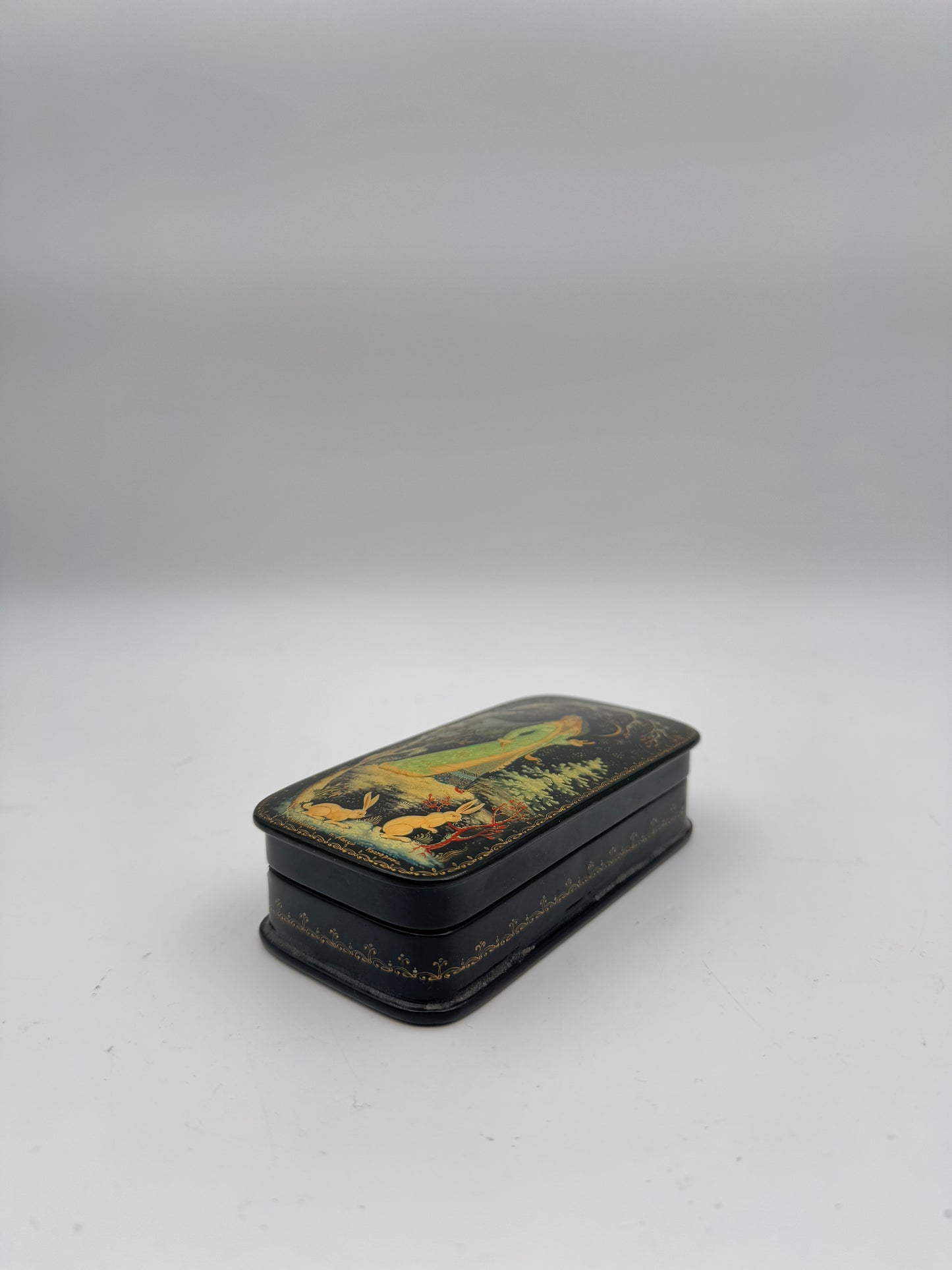 Russian Hand-Painted Lacquer Box – Traditional Fairy Tale Scene, Black & Gold Miniature Trinket Box