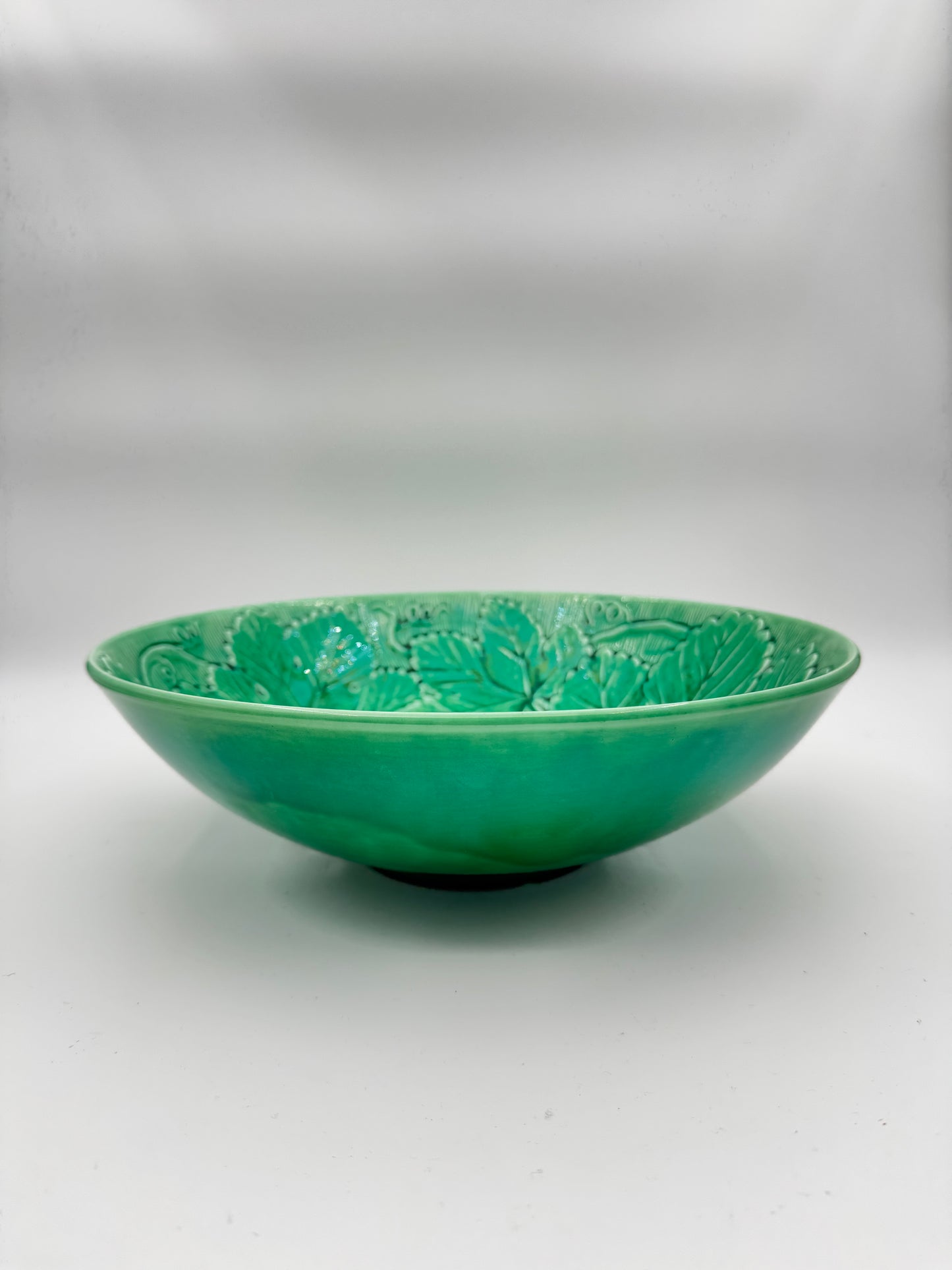 Vintage Wedgwood Etruria Majolica Porcelain Green Leaf Salad Serving Fruit Bowl – 1957