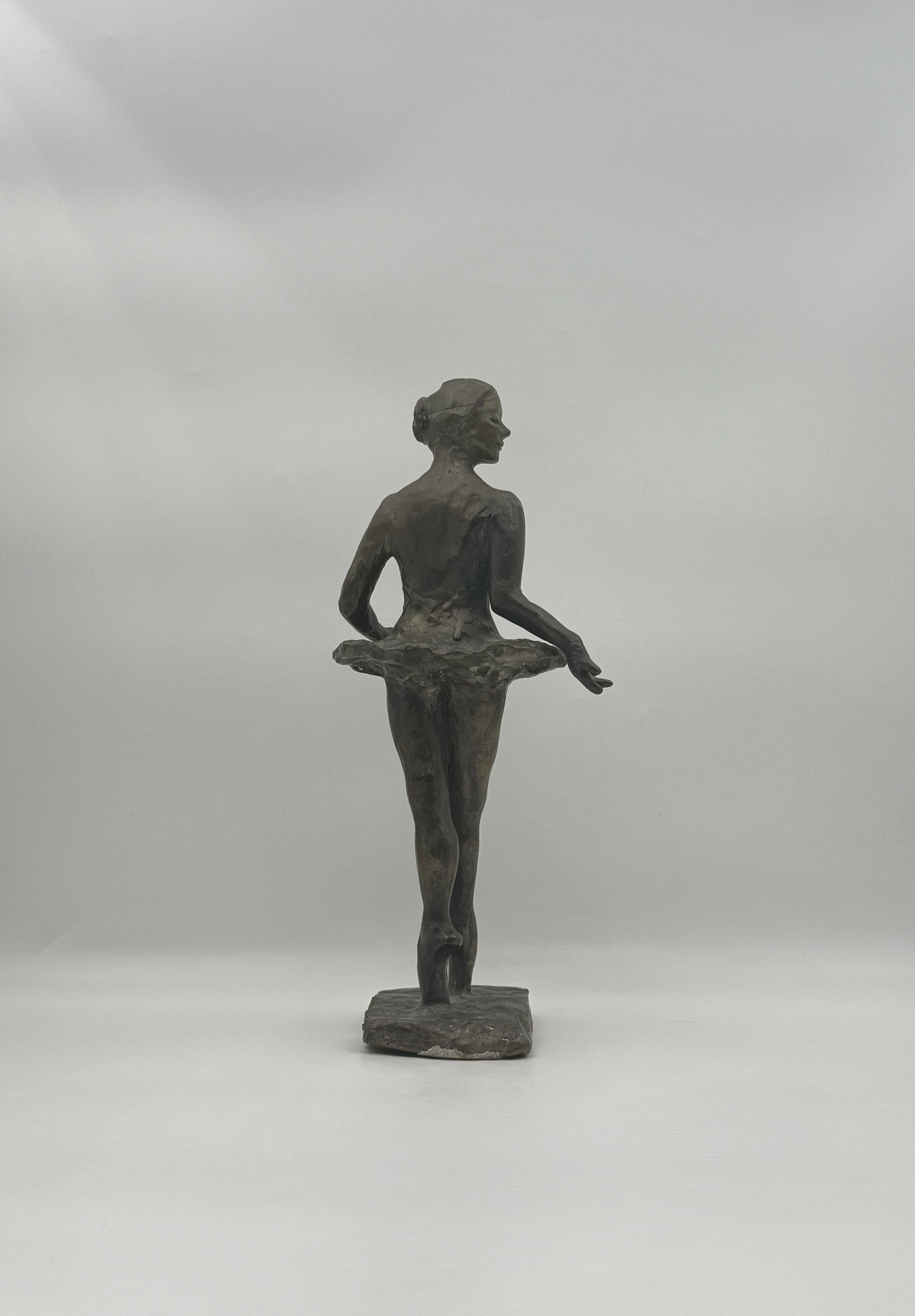 Bronze Ballerina Sculpture on Pointe – Elegant Dance Figurine