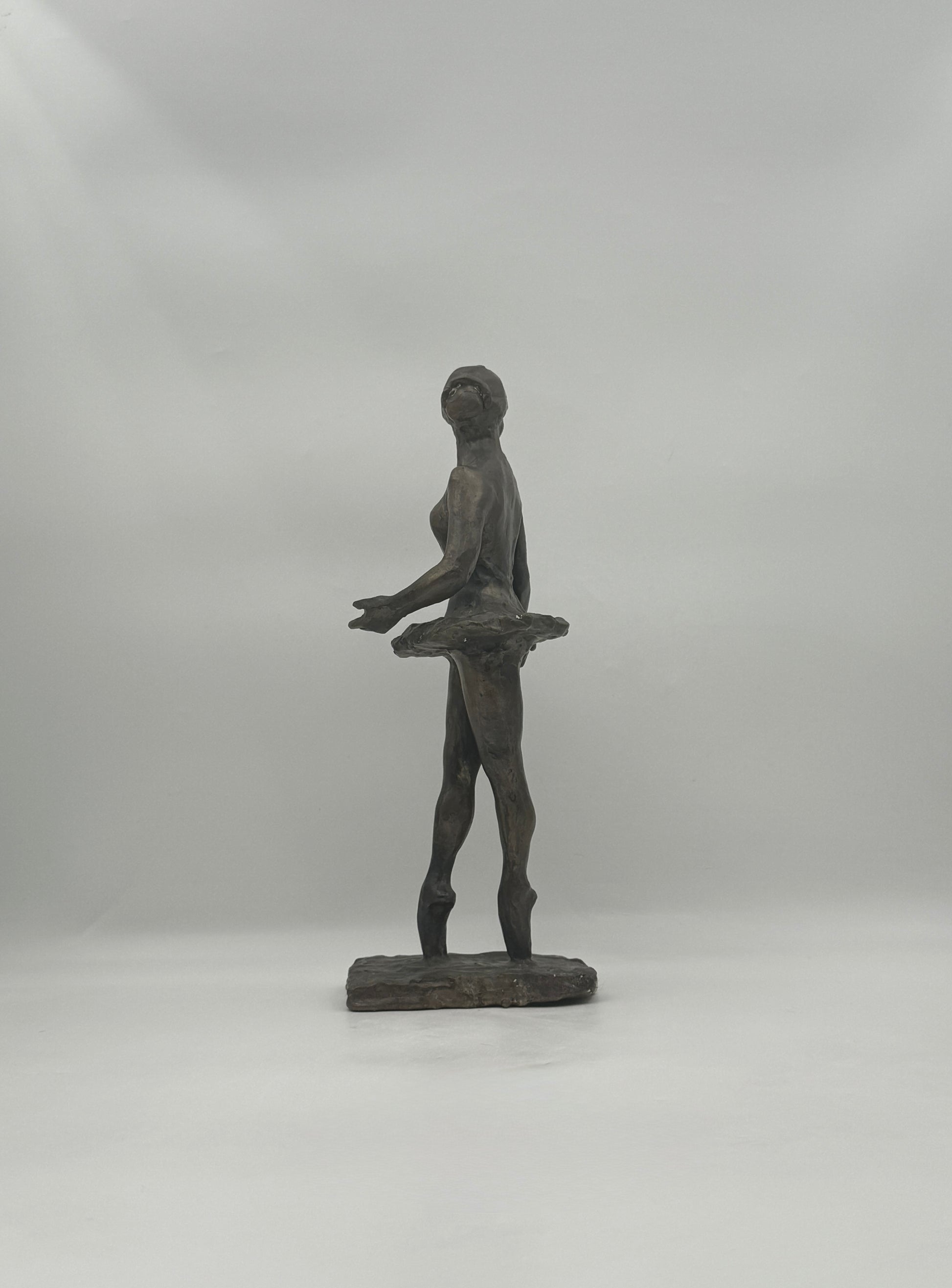 Bronze Ballerina Sculpture on Pointe – Elegant Dance Figurine