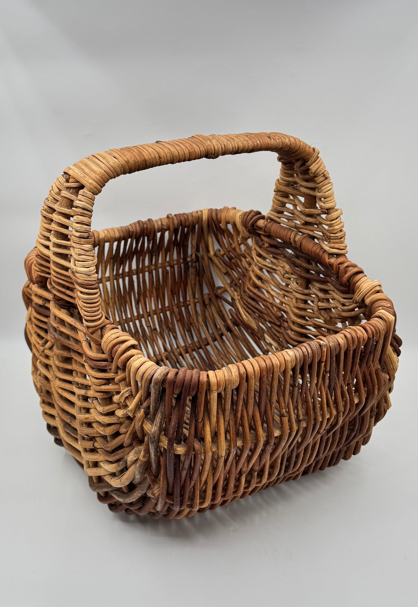 Large Woven Basket with Handle – Rustic Vintage Style