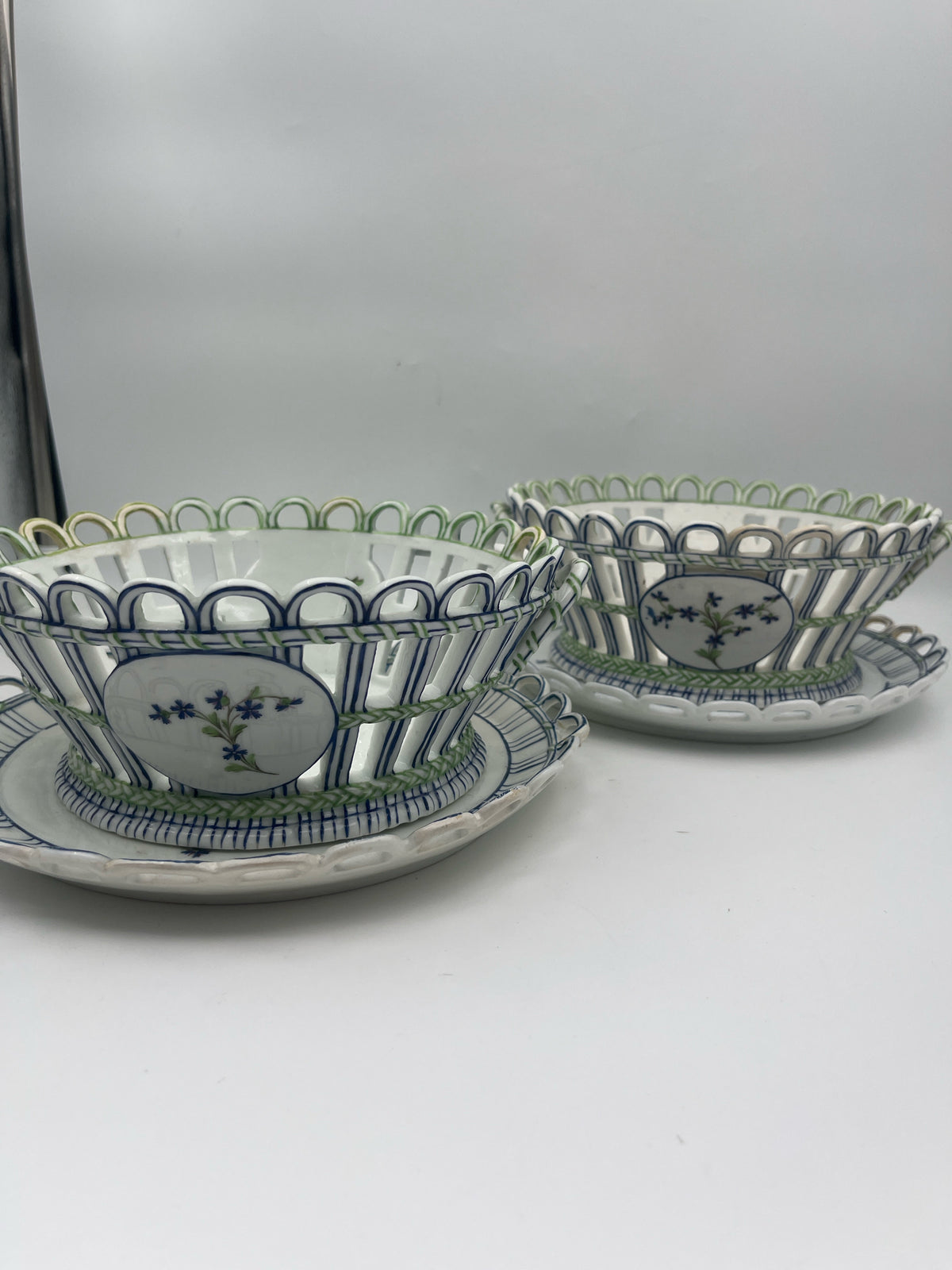 Niderville Scalloped  Bowls with Underplates